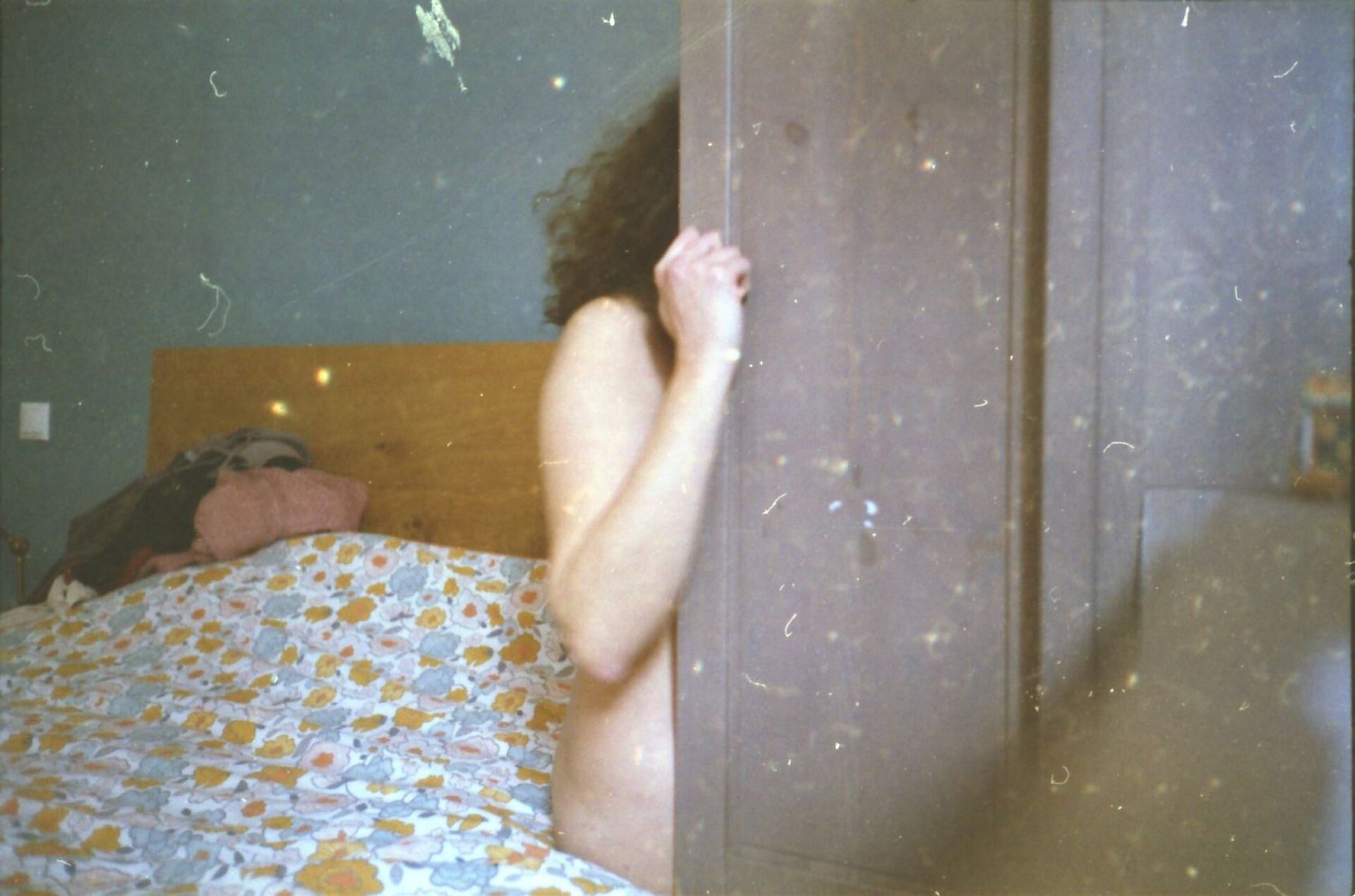 Η φωτογράφος Γωγώ Πονηράκου μιλάει για τη φωτογράφιση για τον δίσκο «Μέινστριμ» που κυκλοφόρησε πρόσφατα από το Παιδί Τραύμα, τον φωτογραφικό και τον ποιητικό της κόσμο.