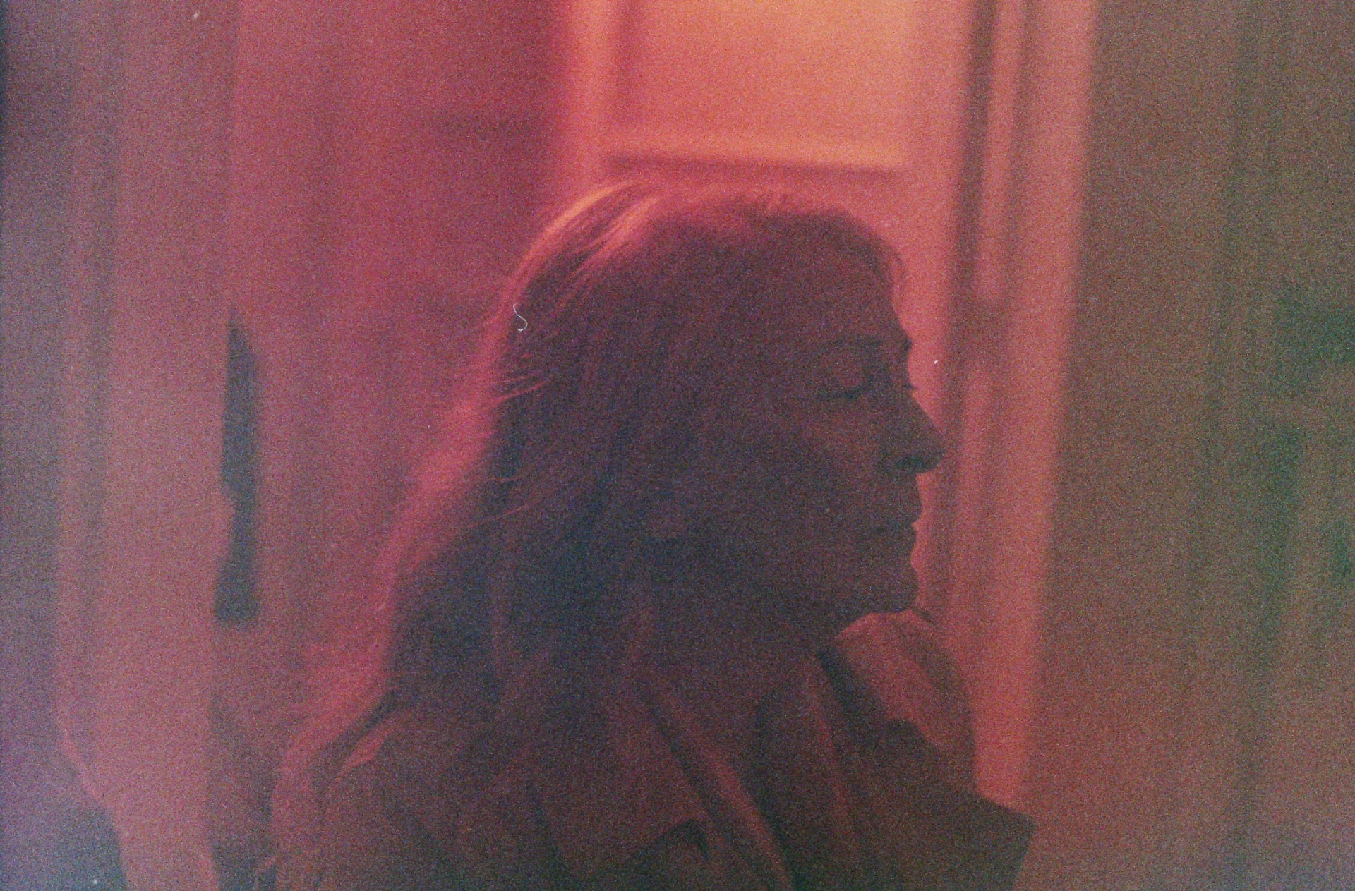 Η φωτογράφος Γωγώ Πονηράκου μιλάει για τη φωτογράφιση για τον δίσκο «Μέινστριμ» που κυκλοφόρησε πρόσφατα από το Παιδί Τραύμα, τον φωτογραφικό και τον ποιητικό της κόσμο.