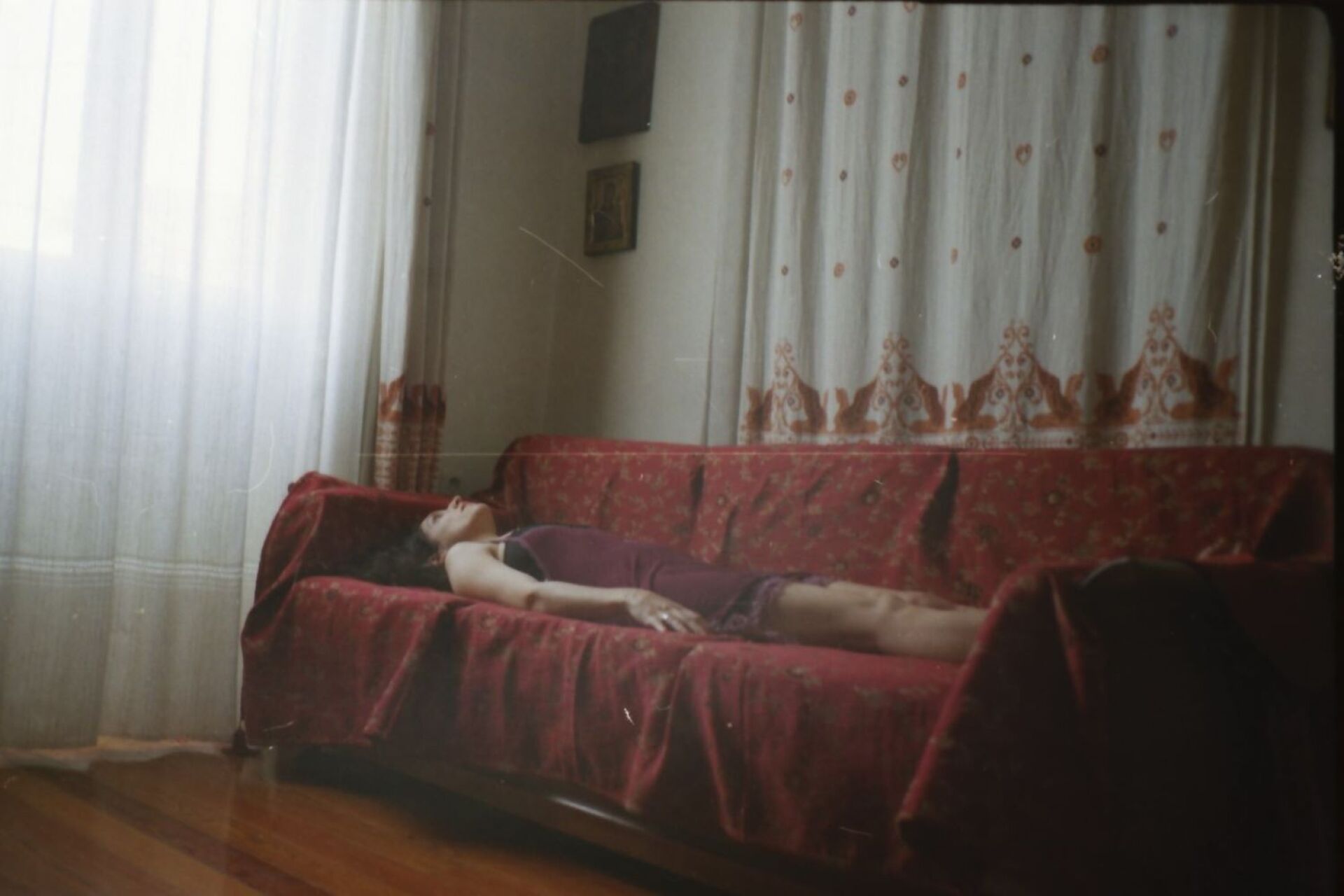 Η φωτογράφος Γωγώ Πονηράκου μιλάει για τη φωτογράφιση για τον δίσκο «Μέινστριμ» που κυκλοφόρησε πρόσφατα από το Παιδί Τραύμα, τον φωτογραφικό και τον ποιητικό της κόσμο.