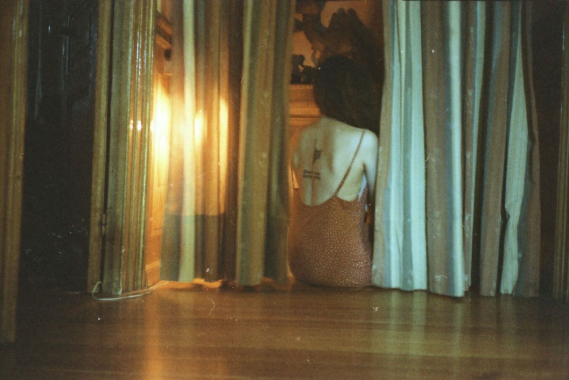 Η φωτογράφος Γωγώ Πονηράκου μιλάει για τη φωτογράφιση για τον δίσκο «Μέινστριμ» που κυκλοφόρησε πρόσφατα από το Παιδί Τραύμα, τον φωτογραφικό και τον ποιητικό της κόσμο.