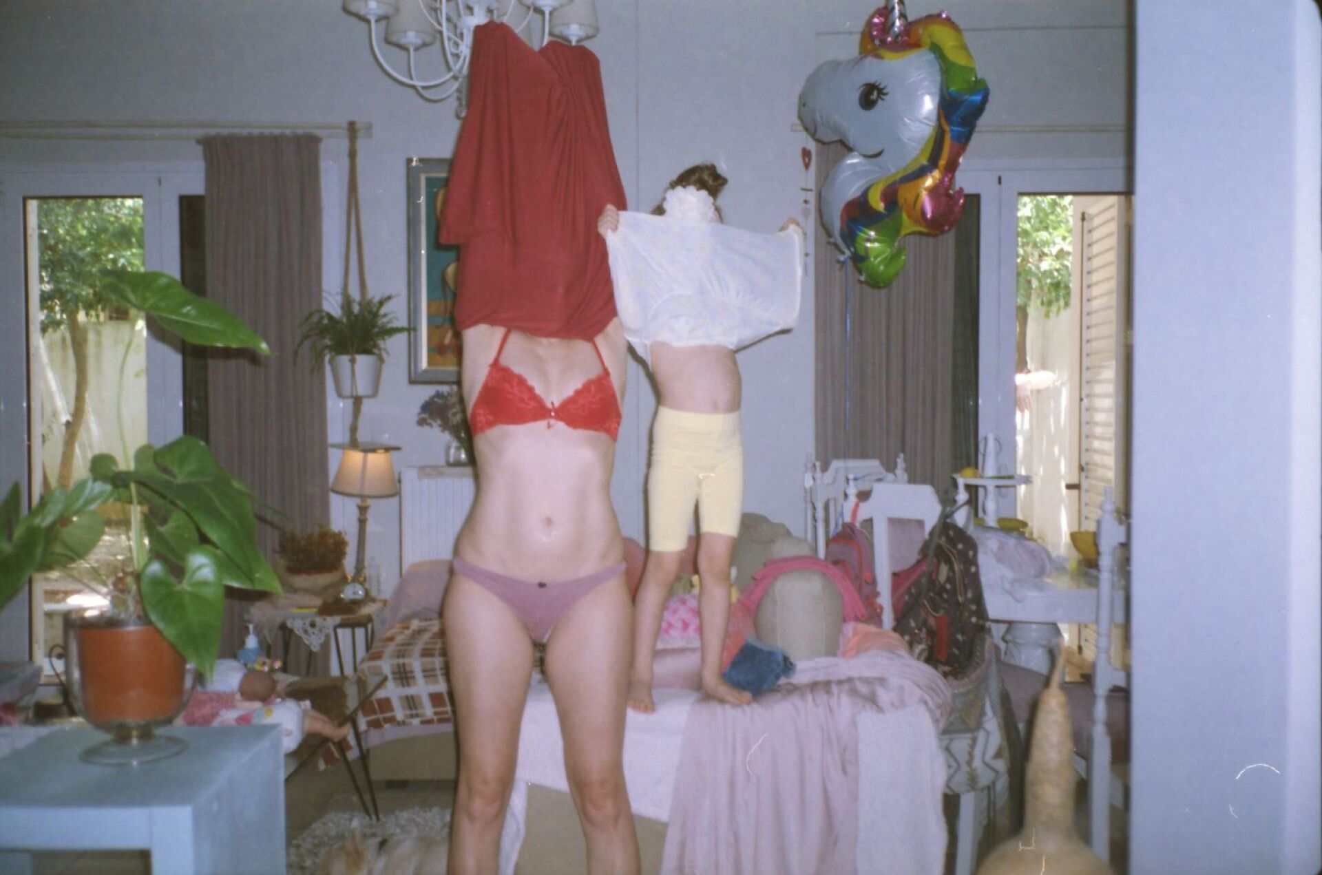 Η φωτογράφος Γωγώ Πονηράκου μιλάει για τη φωτογράφιση για τον δίσκο «Μέινστριμ» που κυκλοφόρησε πρόσφατα από το Παιδί Τραύμα, τον φωτογραφικό και τον ποιητικό της κόσμο.