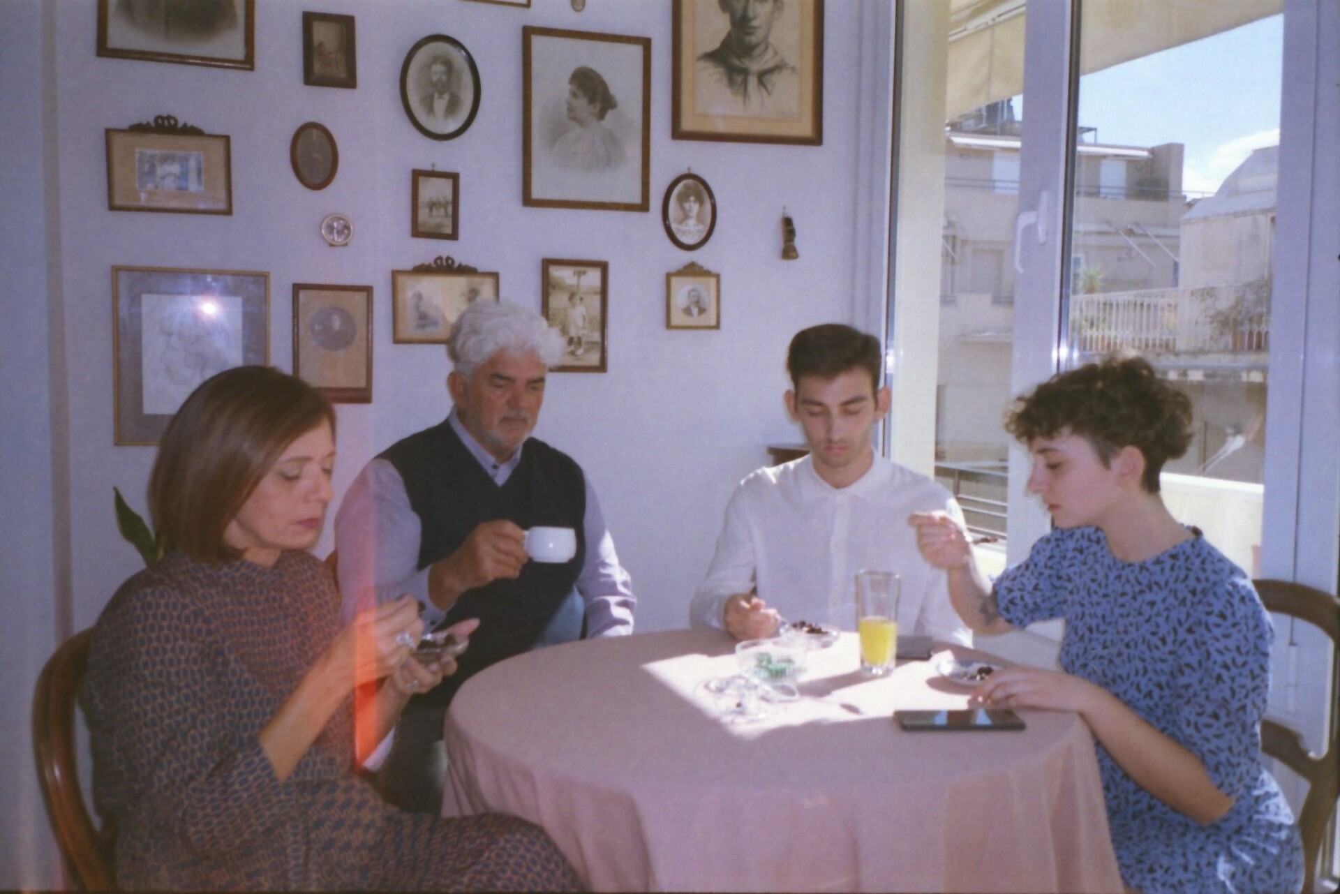 Η φωτογράφος Γωγώ Πονηράκου μιλάει για τη φωτογράφιση για τον δίσκο «Μέινστριμ» που κυκλοφόρησε πρόσφατα από το Παιδί Τραύμα, τον φωτογραφικό και τον ποιητικό της κόσμο.