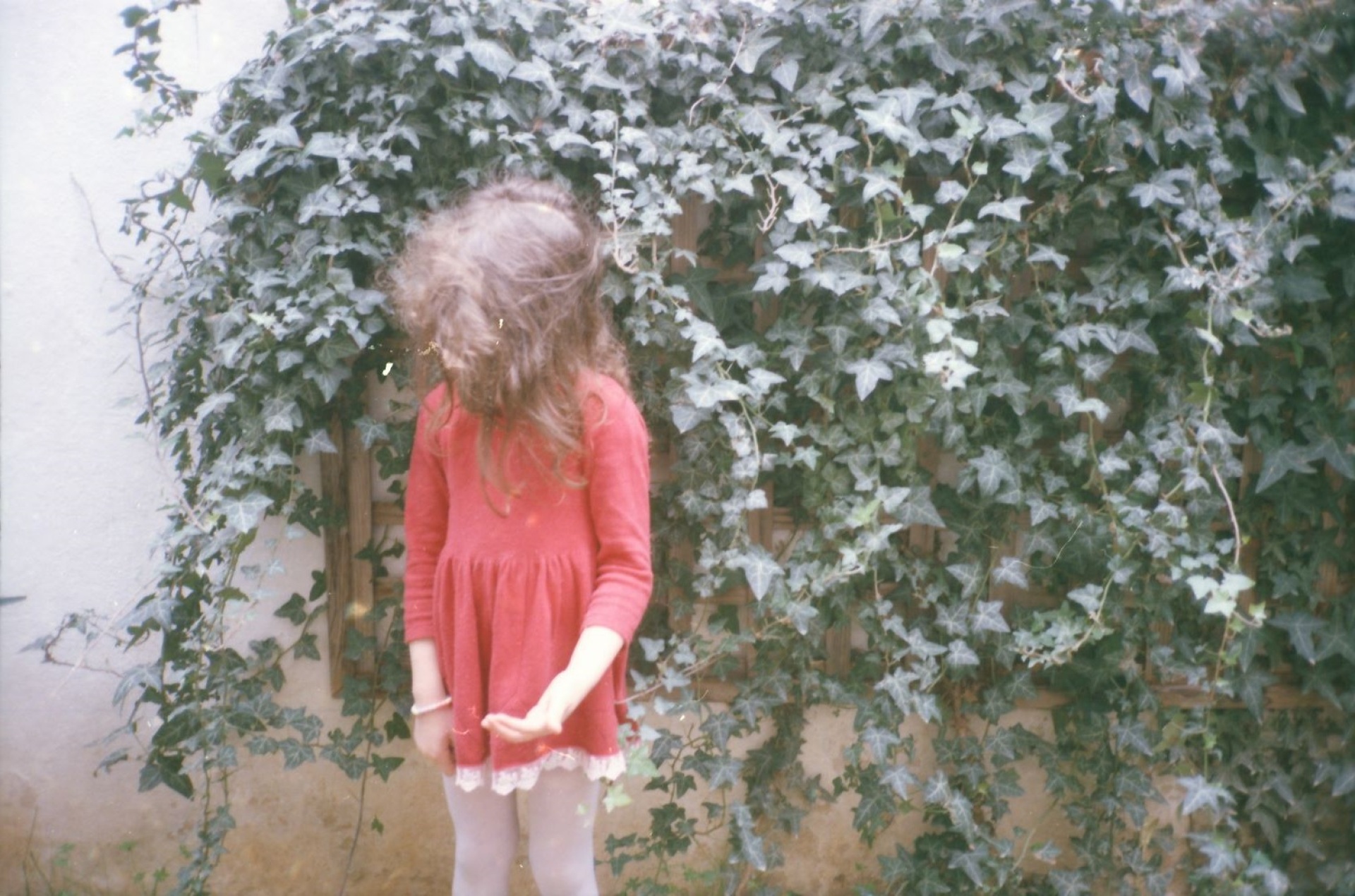 Η φωτογράφος Γωγώ Πονηράκου μιλάει για τη φωτογράφιση για τον δίσκο «Μέινστριμ» που κυκλοφόρησε πρόσφατα από το Παιδί Τραύμα, τον φωτογραφικό και τον ποιητικό της κόσμο.