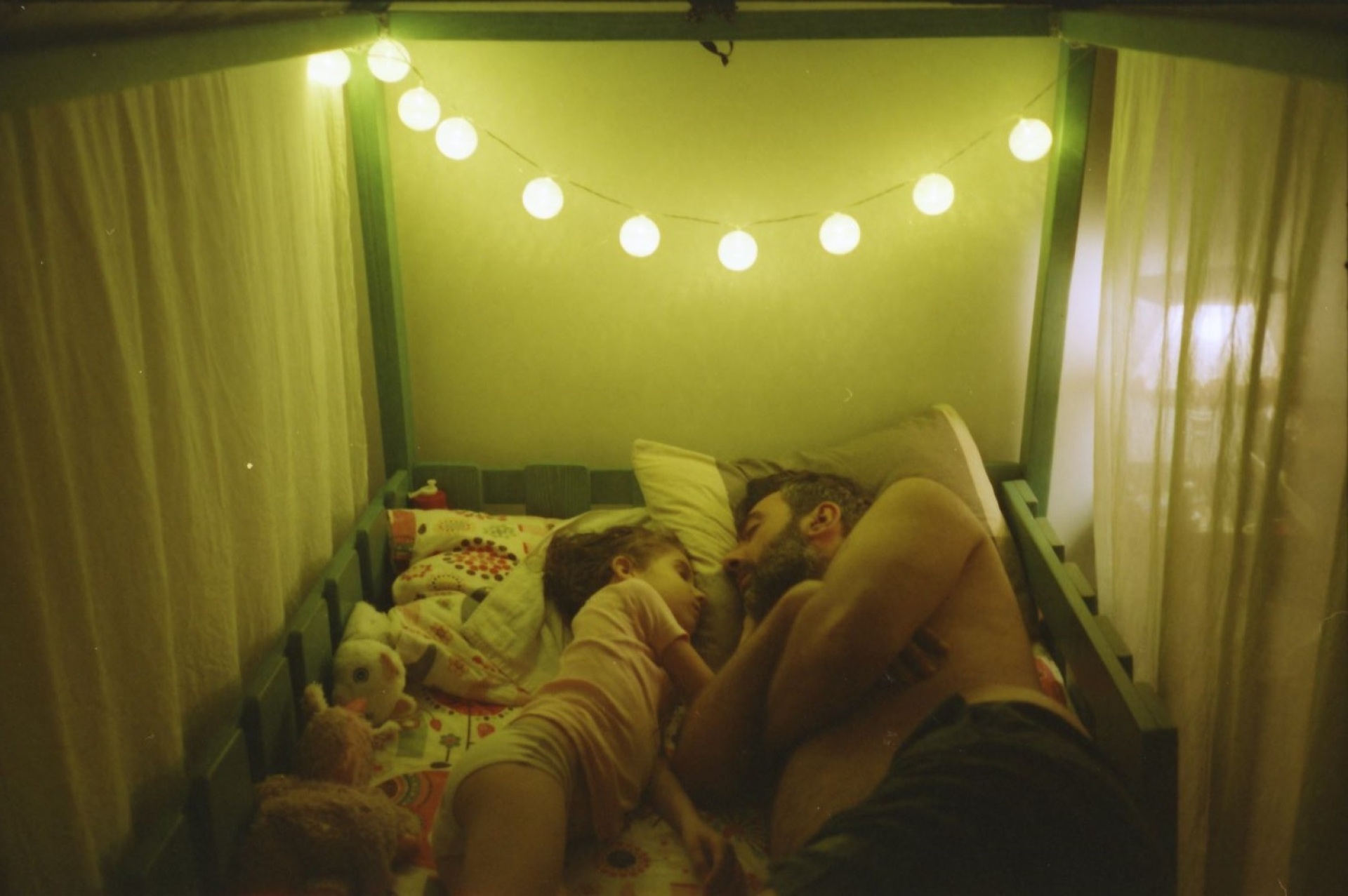 Η φωτογράφος Γωγώ Πονηράκου μιλάει για τη φωτογράφιση για τον δίσκο «Μέινστριμ» που κυκλοφόρησε πρόσφατα από το Παιδί Τραύμα, τον φωτογραφικό και τον ποιητικό της κόσμο.