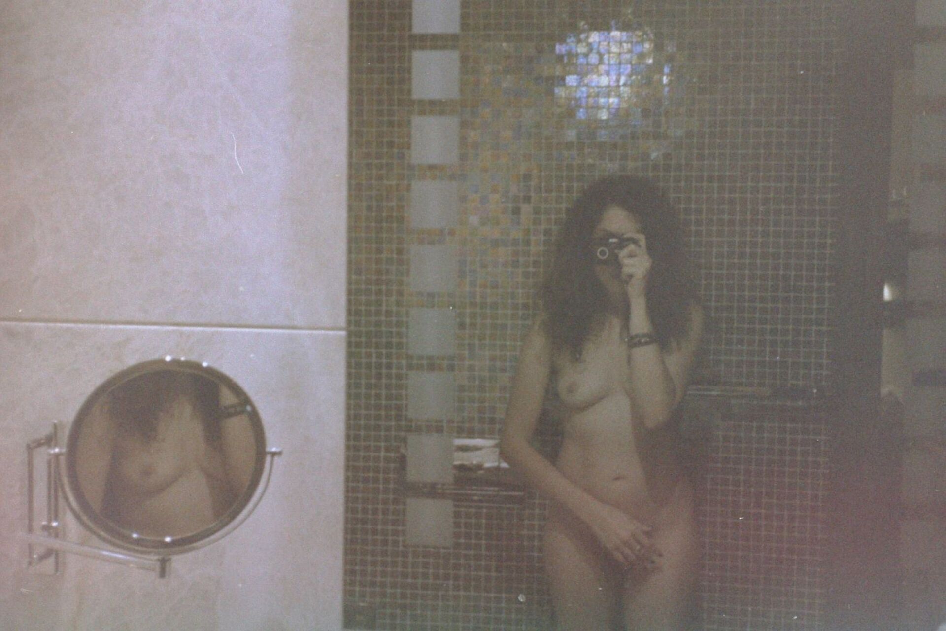 Η φωτογράφος Γωγώ Πονηράκου μιλάει για τη φωτογράφιση για τον δίσκο «Μέινστριμ» που κυκλοφόρησε πρόσφατα από το Παιδί Τραύμα, τον φωτογραφικό και τον ποιητικό της κόσμο.