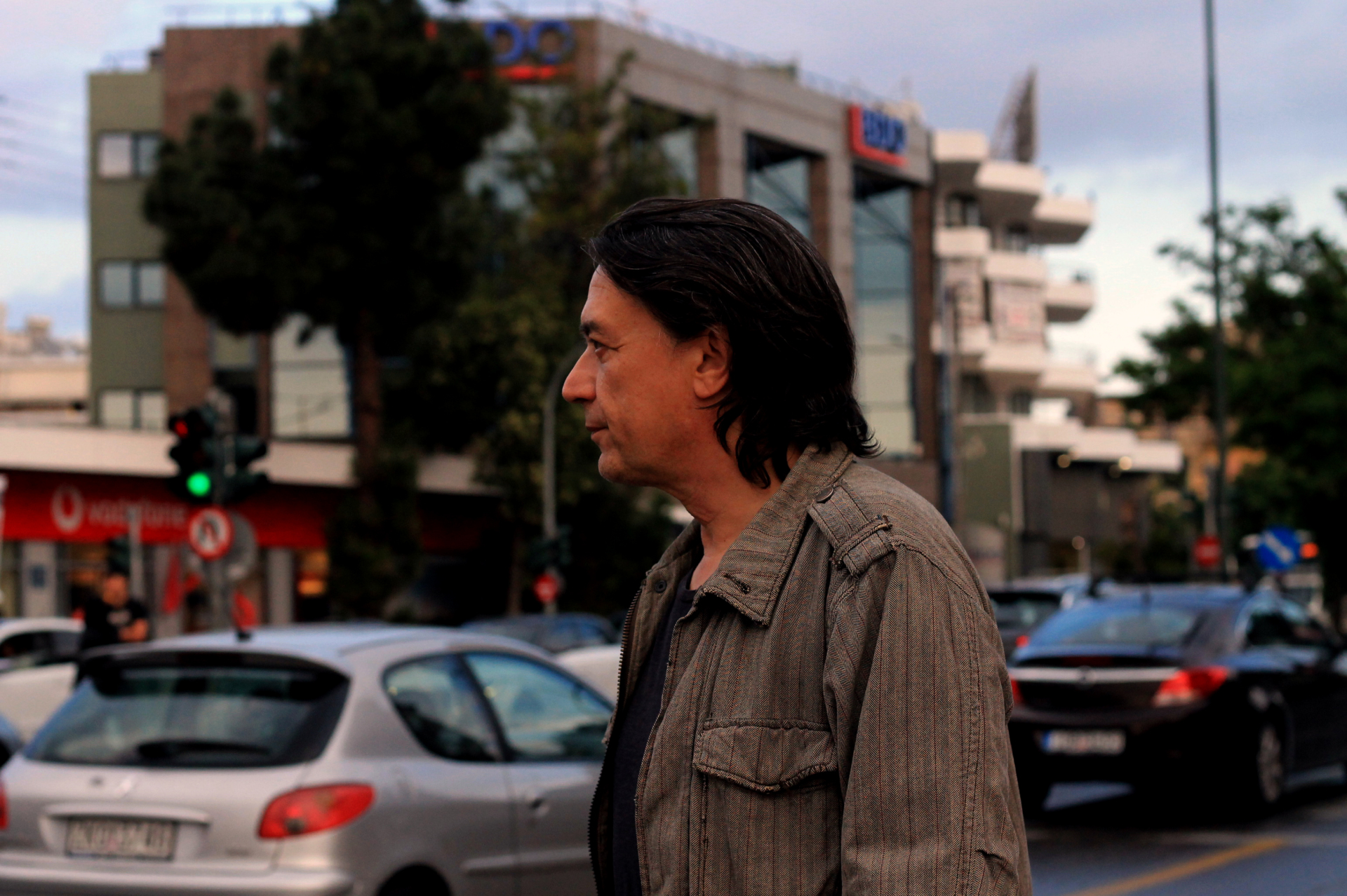 Γιάννης Κότσιρας - Συνέντευξη: Ο τραγουδιστής μιλάει για τη μουσική, τη ζωή, την πολιτική και την εποχή μας, πριν τη συναυλία του στο Βεάκειο Θέατρο Πειραιά, την Τρίτη 13 Ιουνίου.