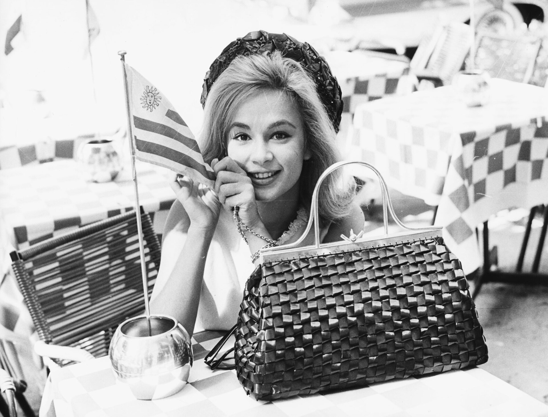 H Αλίκη Βουγιουκλάκη καθισμένη σ' ένα τραπεζάκι στη Via Veneto στη Ρώμη τον Σεπτέμβρη του 1962 © Keystone/Hulton Archive/Getty Images