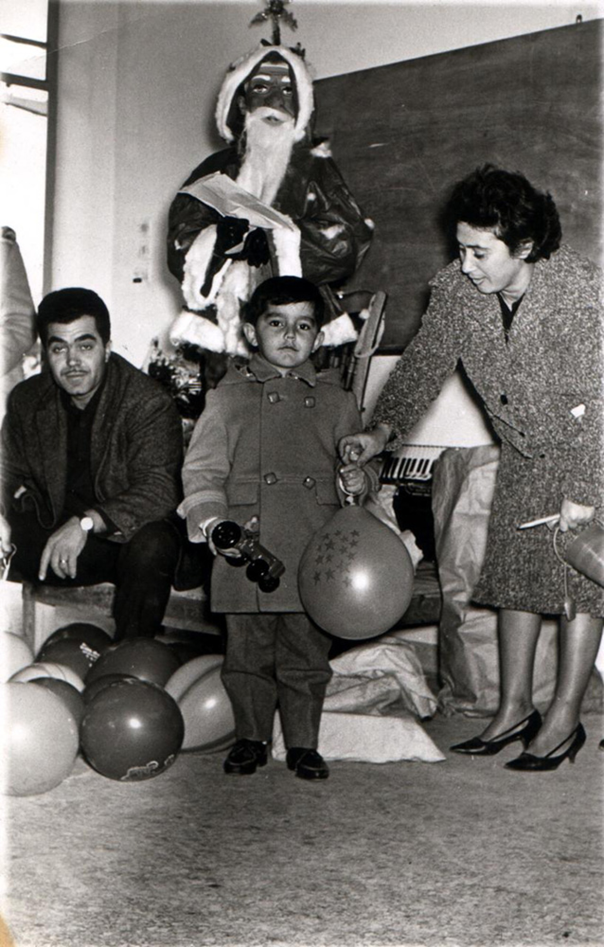 Ο Νίκος Πορτοκάλογλου με τους γονείς του. 