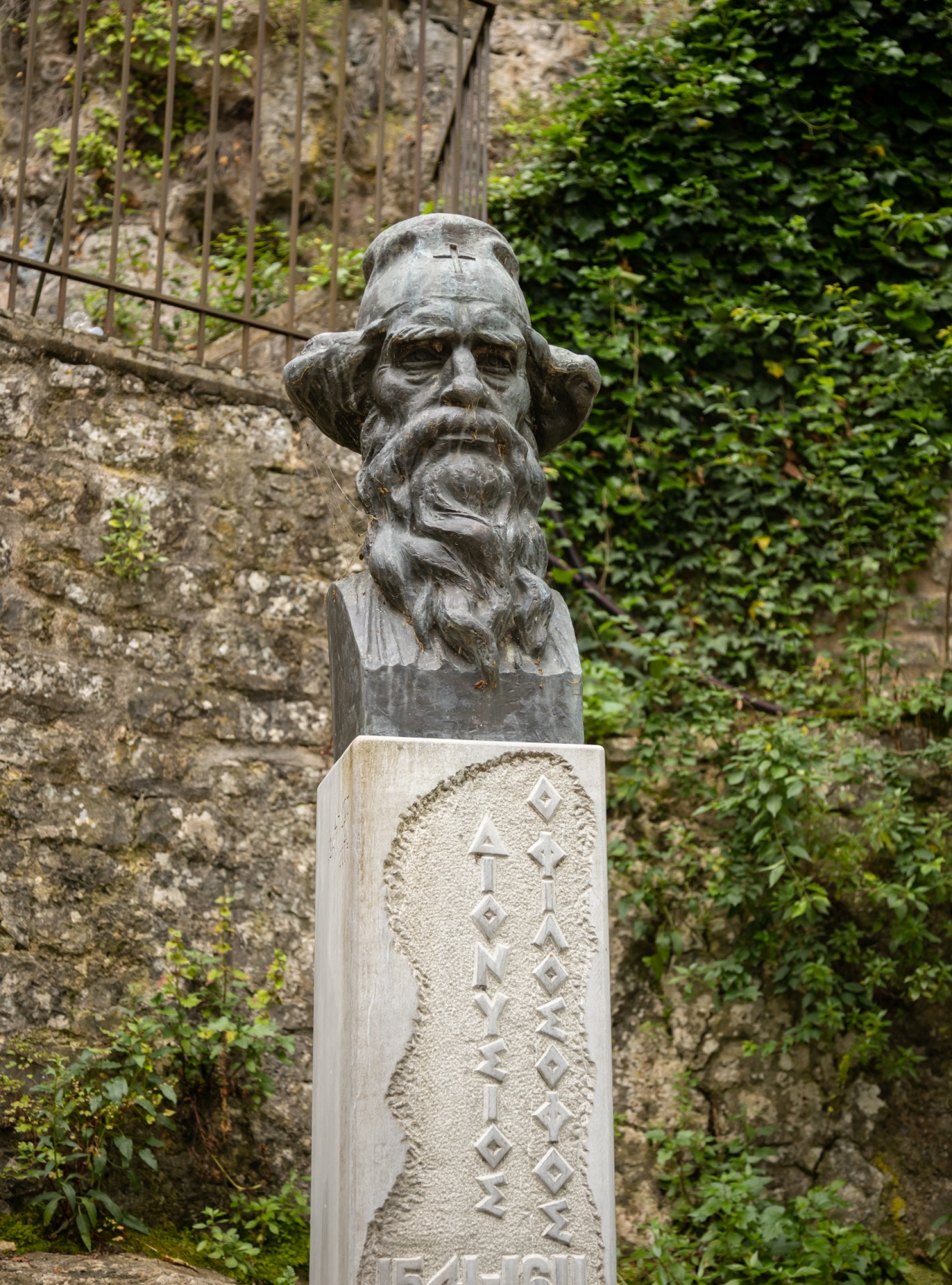 Προτομή αφιερωμένη στον Διονύσιο Φιλόσοφο