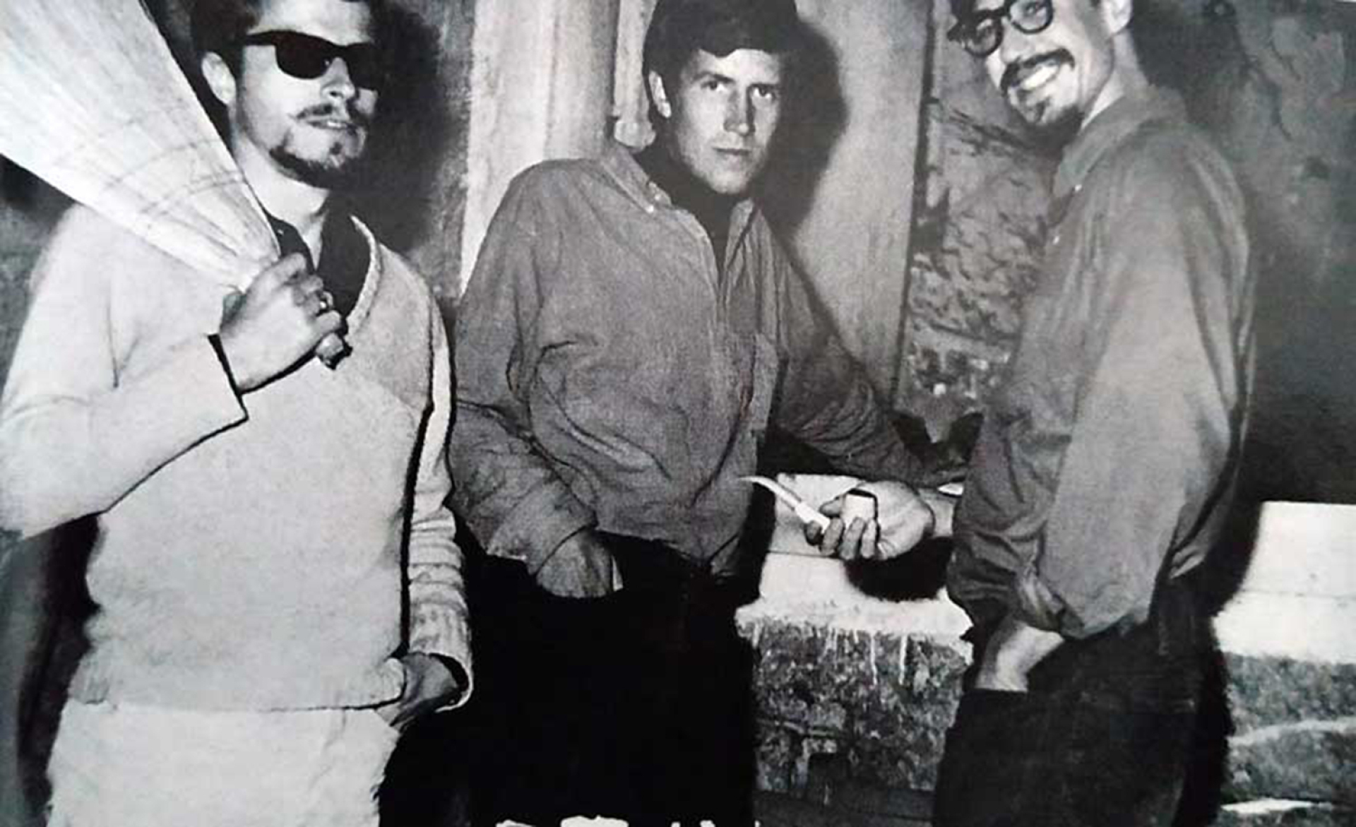 Σουαρέ μπροστά στο Πορτοφίνο στην Ύδρα με δύο φίλους, έναν Άγγλο και έναν Αμερικανό 1960