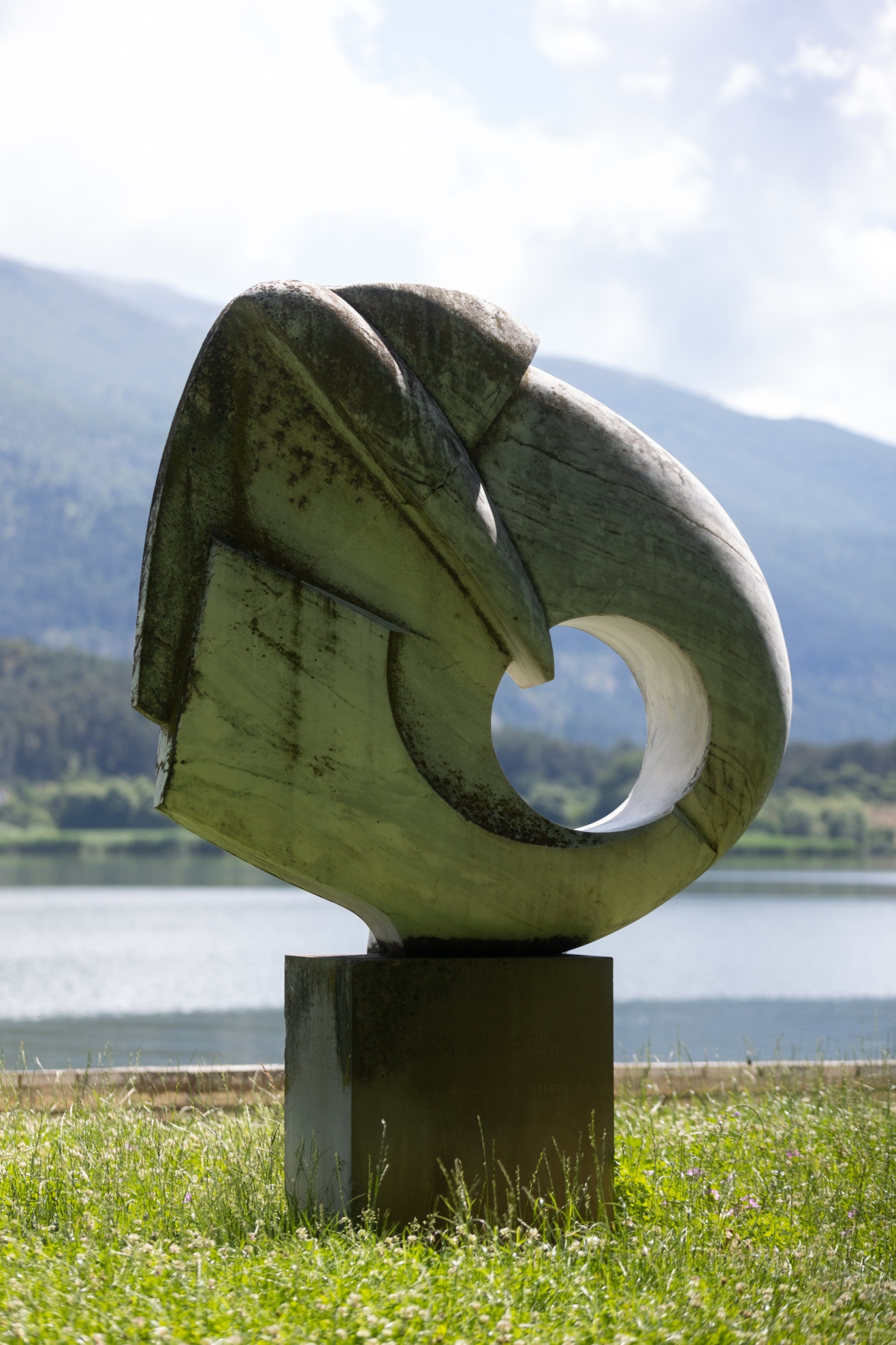 Ένα από τα γλυπτά στην παραλίμνια διαδρομή