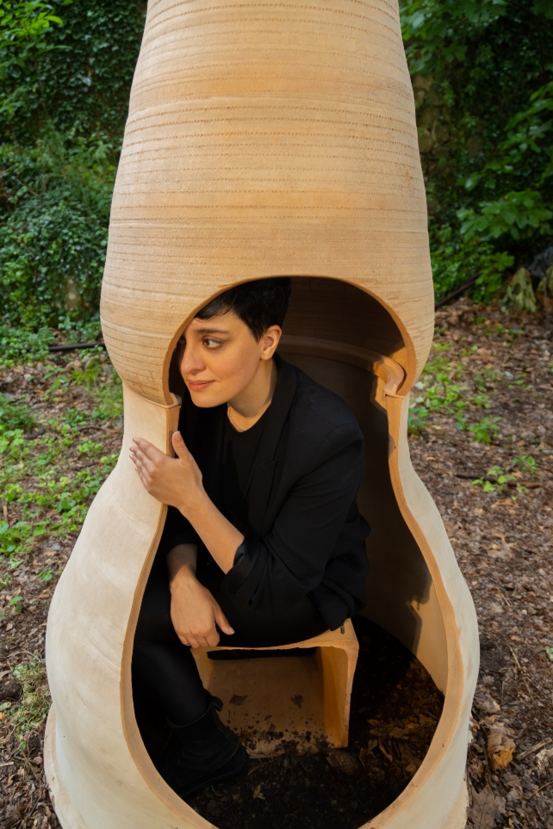 Η Μαρία Λουίζου μέσα στα κεραμικά γλυπτά του έργου «Six Breaths per Minute»