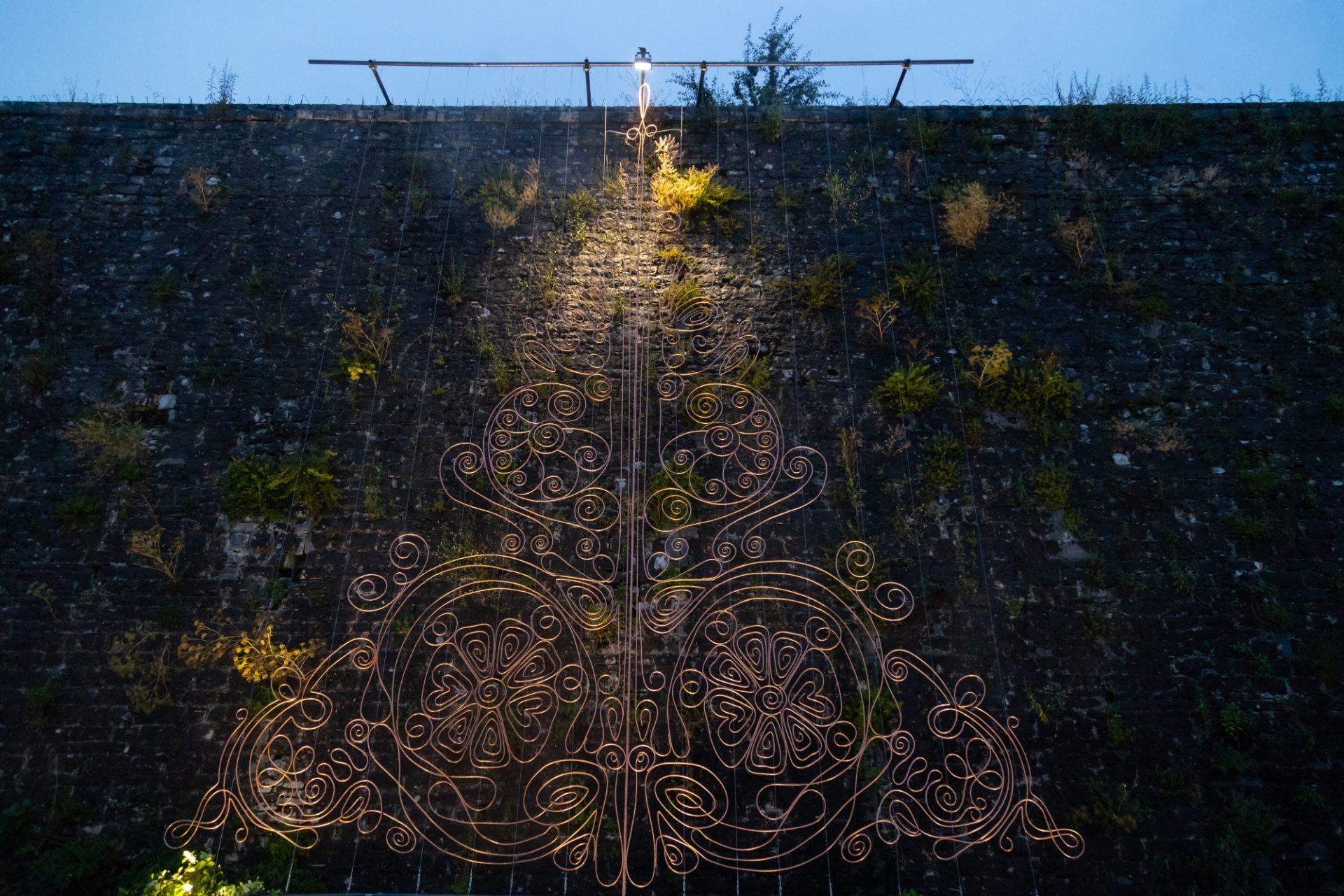 Σκαρφαλωμένο στο τείχος το «Filo» της Μαρία Βαρελά