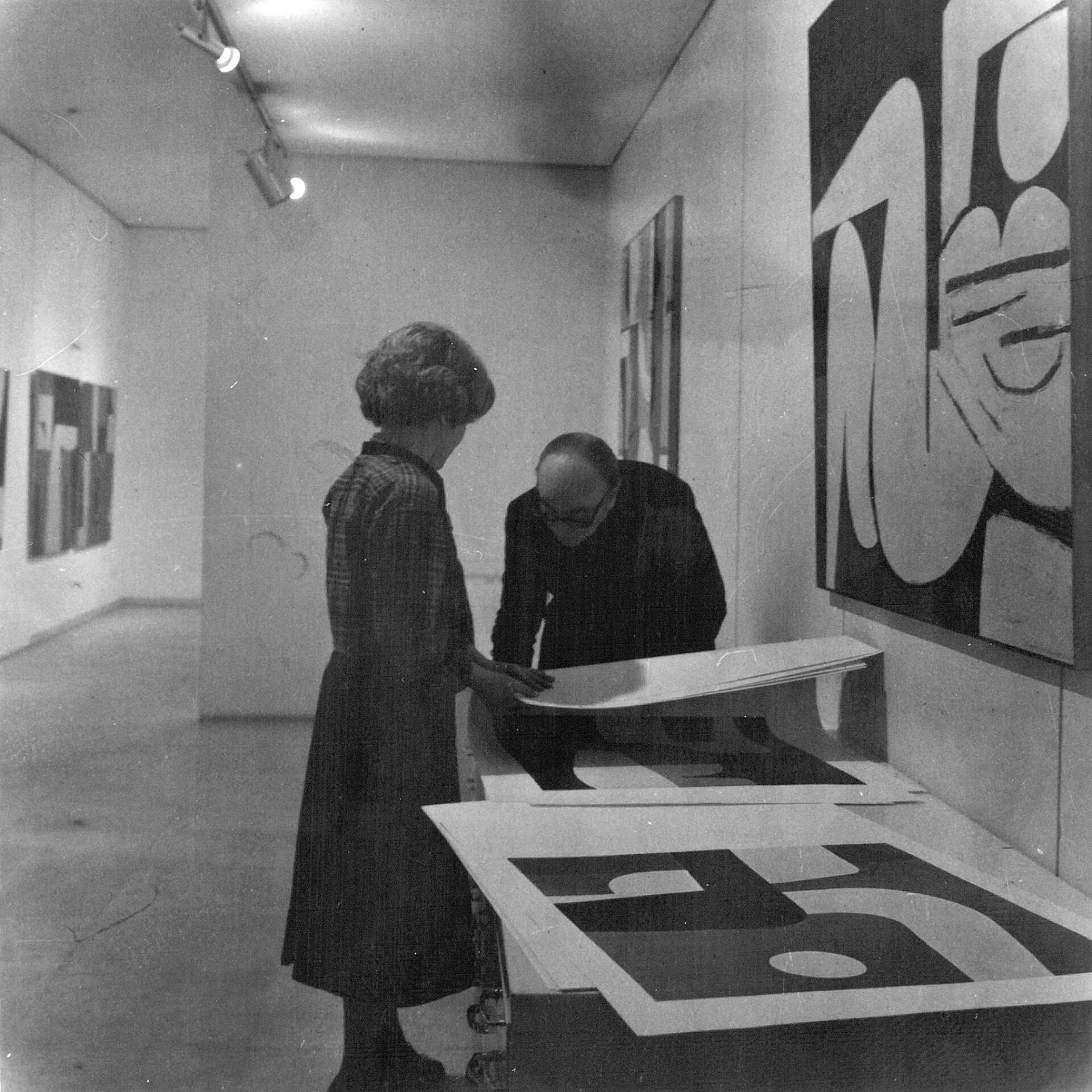 1987. Γιάννης Μόραλης και Πέγκυ Ζουμπουλάκη στην γκαλερί της τελευταίας, υπογράφει έργα του.