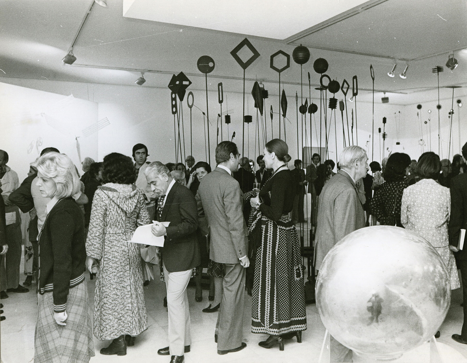 Είναι 17 Οκτωβρίου 1974 και είναι η ημέρα που εγκαινιάζεται η ιστορική σήμερα Γκαλερί Ζουμπουλάκη στην πλατεία Κολωνακίου με μια έκθεση με τα μαγνητικά αριστουργήματα του Τάκη, που έκανε πάταγο. 