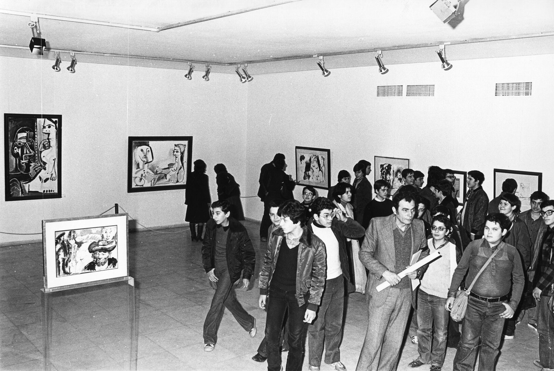 Δεκέμβριος του 1979. Η σπουδαία συνεργασία δύο σημαντικών γκαλερί, της Ζουμπουλάκη και της Βayeler, δίνει την ευκαιρία στο αθηναϊκό κοινό να δει από κοντά έργα του Πικάσο.