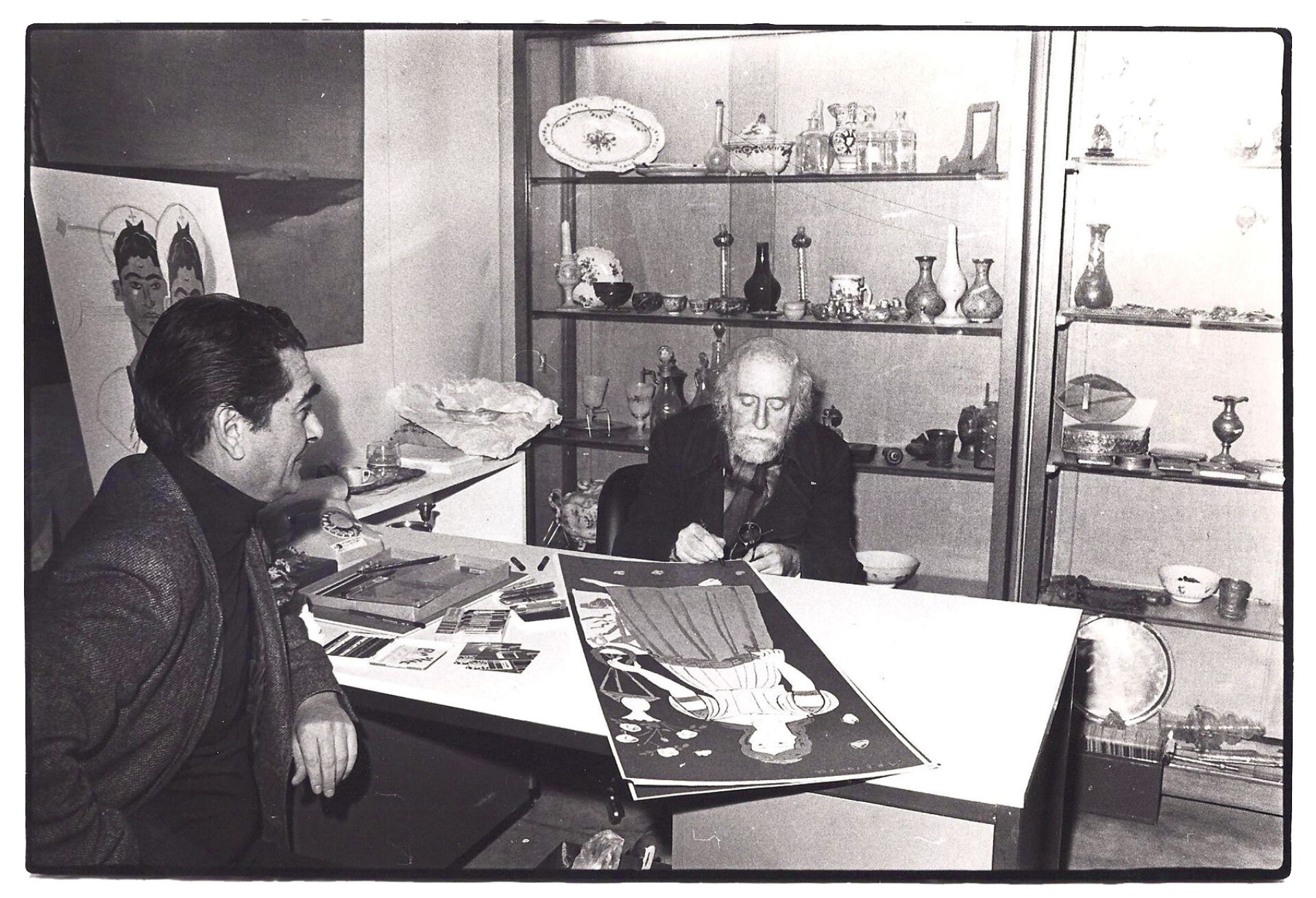 Τσαρούχης και Τάσος Ζουμπουλάκης 1980. «Τσαρούχης; Καλά, μιλάμε τώρα για ΤΗ φυσιογνωμία στο χώρο της Τέχνης. Για εμένα number one by far. Ακόμα και την εποχή που δεν μπορούσε να ζωγραφίσει γιατί έτρεμε το χέρι του, έβλεπες πως ό,τι έφτιαχνε ξεχύλιζε από Τέχνη και αλήθεια». (απόσπασμα από παλιότερη συνέντευξή μας)