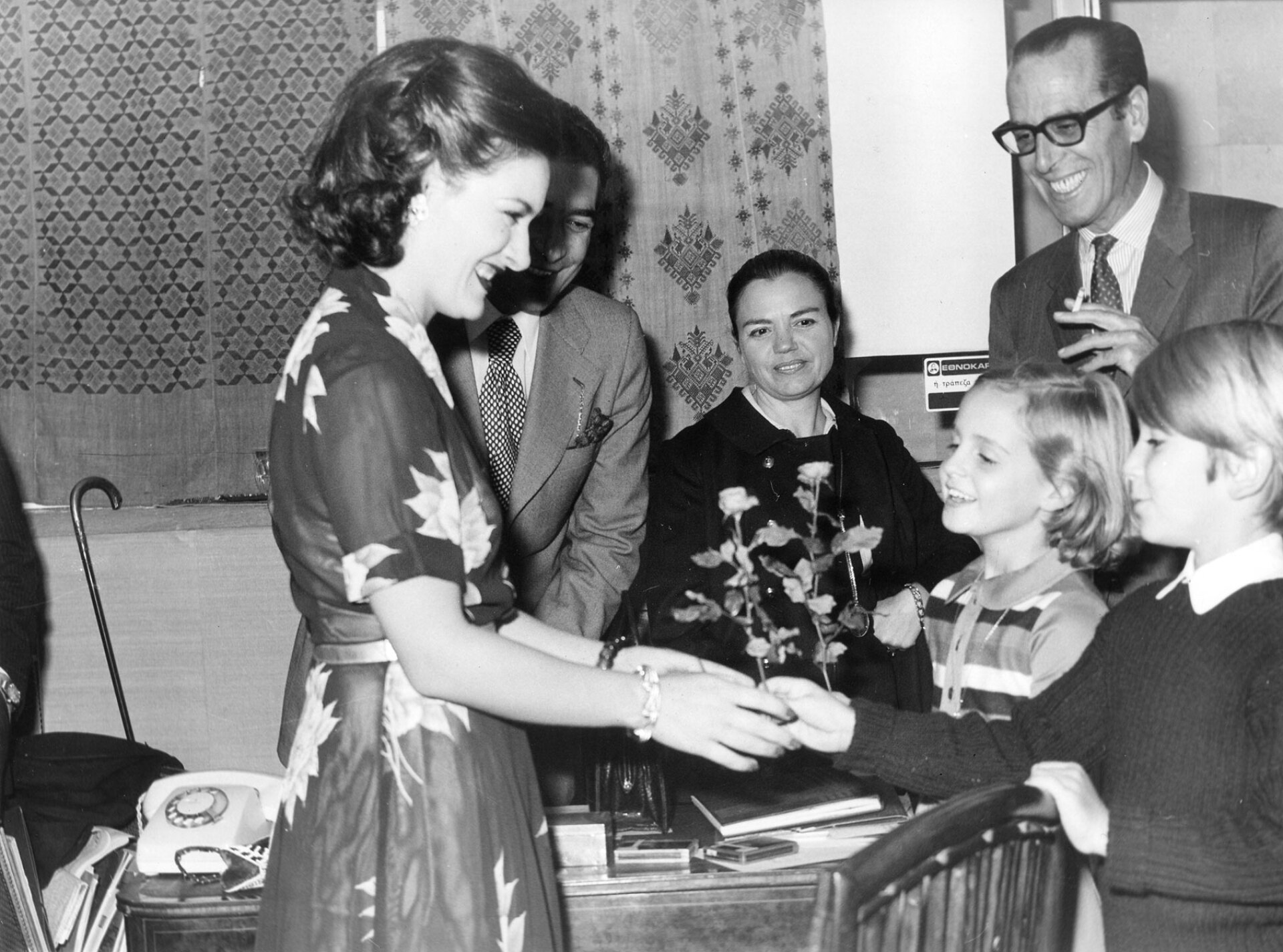 Ο γιος της Πέγκυς τη στιγμή που προσφέρει λουλούδια στην κόρη του Picasso, Παλόμα, κατά την επίσκεψή της στην γκαλερί τη δεκαετία του ’70 με αφορμή τη μεγάλη έκθεση του πατέρα της.