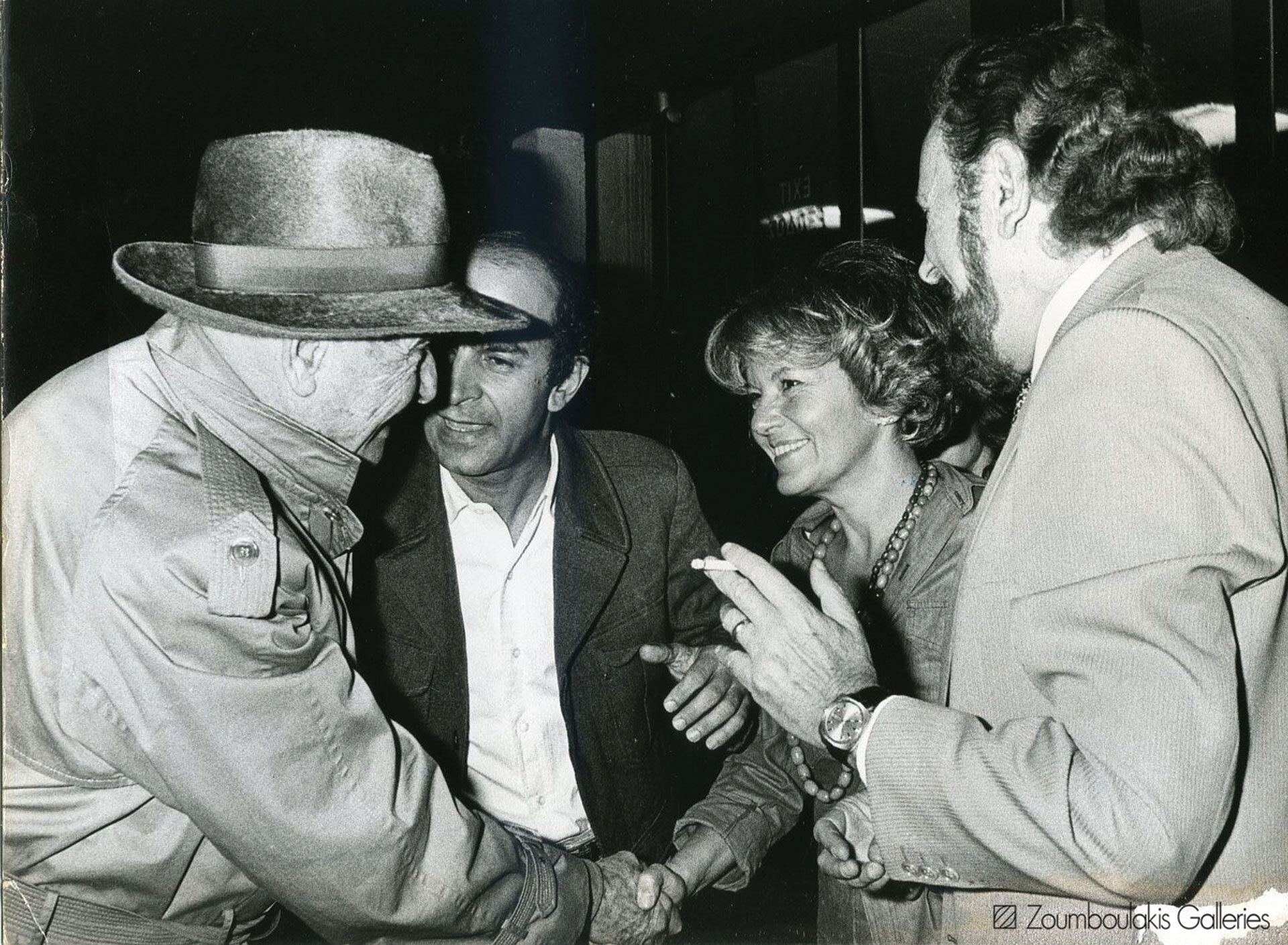 Με Louis Aragon παρουσία του Γιάννη Ρίτσου (δεξιά με το τσιγάρο) και του Φασιανού (κέντρο) με τον οποίο ο Aragon συνδεόταν με μακριά φιλία