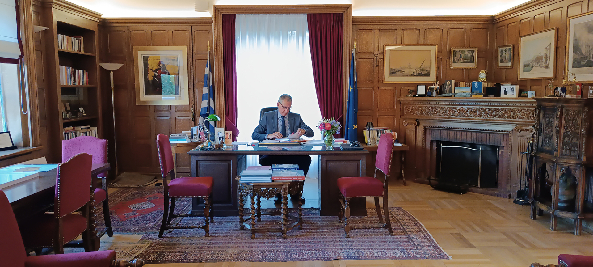 Ο Πρόεδρος του Ελληνικού Ιδρύματος Πολιτισμού, κος Ν. Κούκης, στο γραφείο του Πρόδρομου Μποδοσάκη