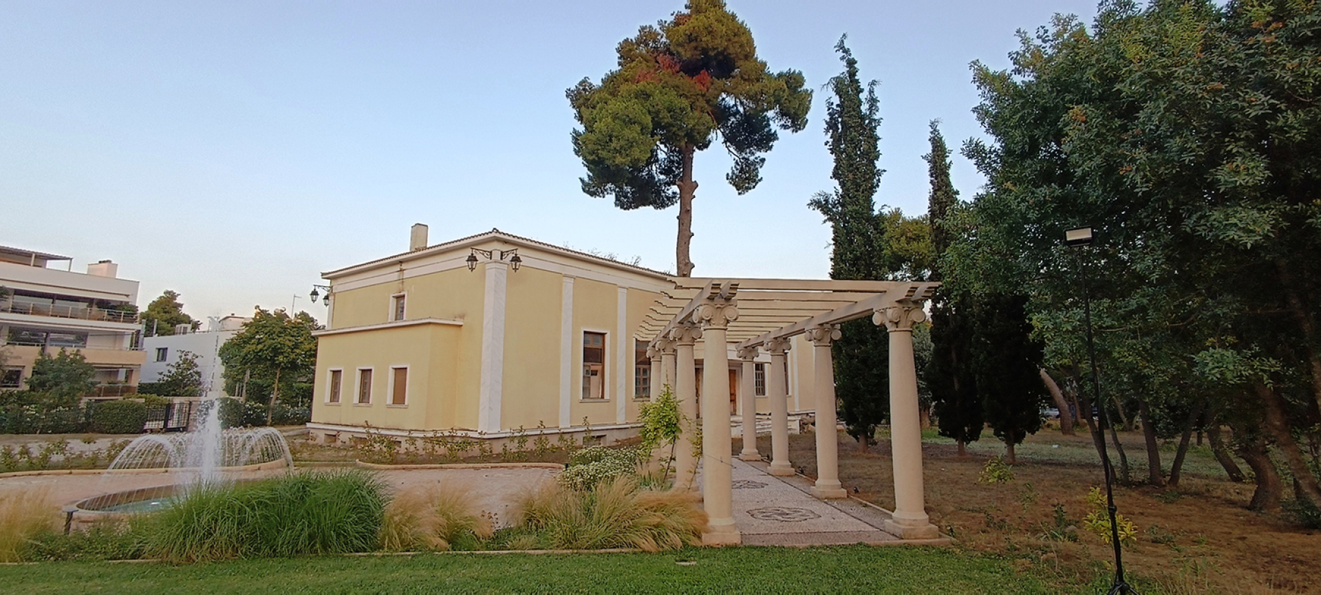 Το περιστύλιο, το σιντριβάνι και το Κέντρο Φιλοξενίας & Εκδηλώσεων