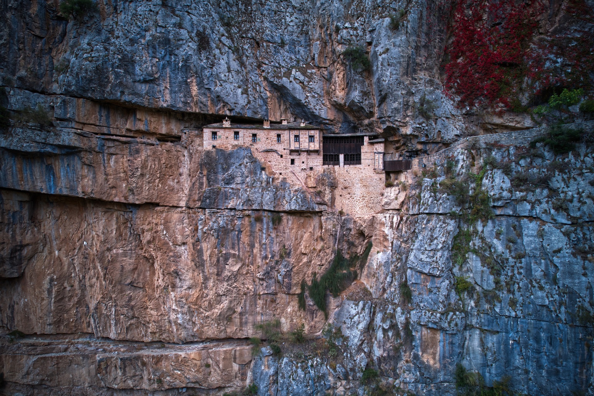 Ταξίδι στους Καλαρρύτες: Μια πρωτότυπη εικονική περιήγηση στην Κηπίνα και το ιστορικό μοναστήρι της περιοχής