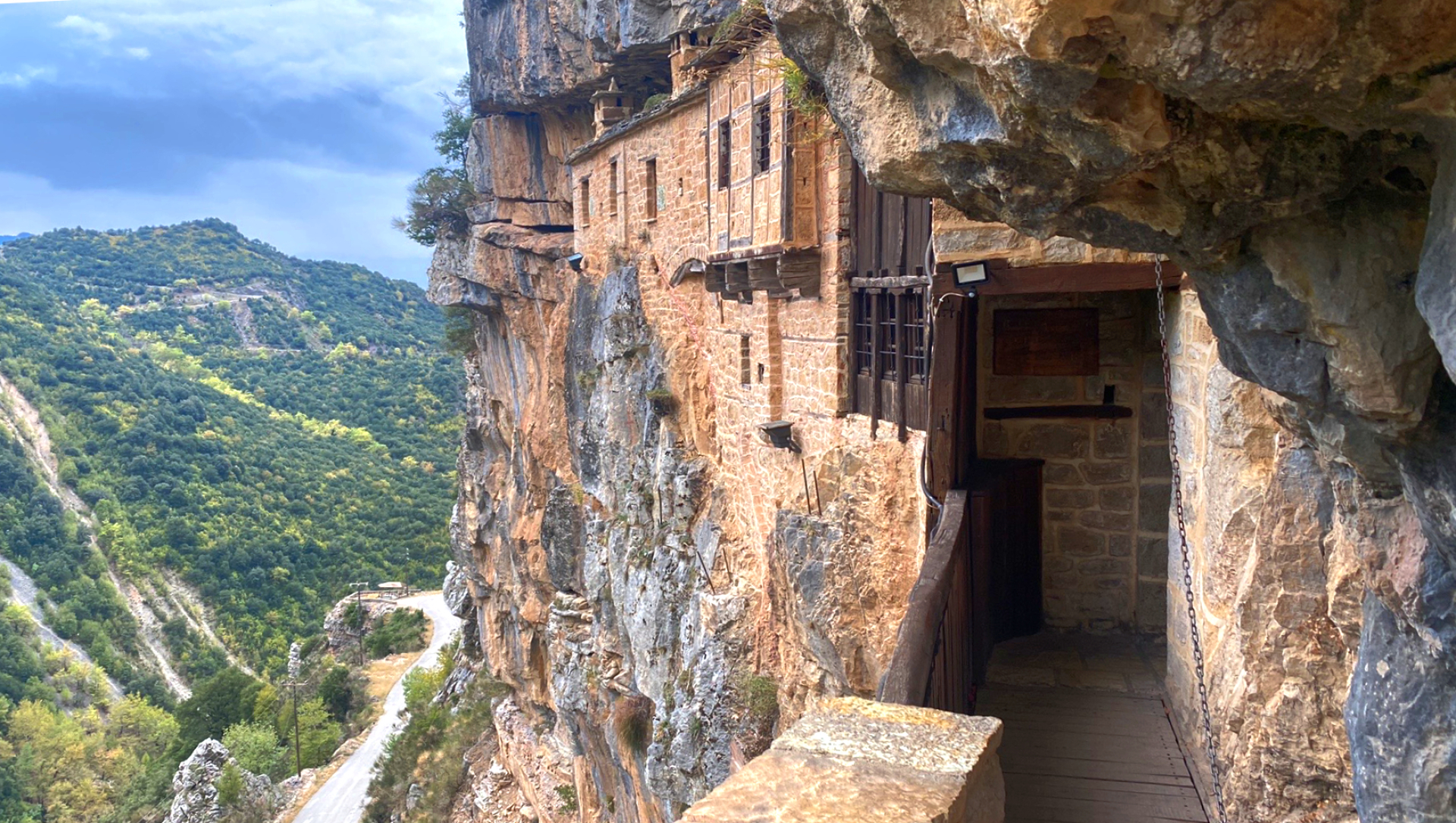 Ταξίδι στους Καλαρρύτες: Μια πρωτότυπη εικονική περιήγηση στην Κηπίνα και το ιστορικό μοναστήρι της περιοχής