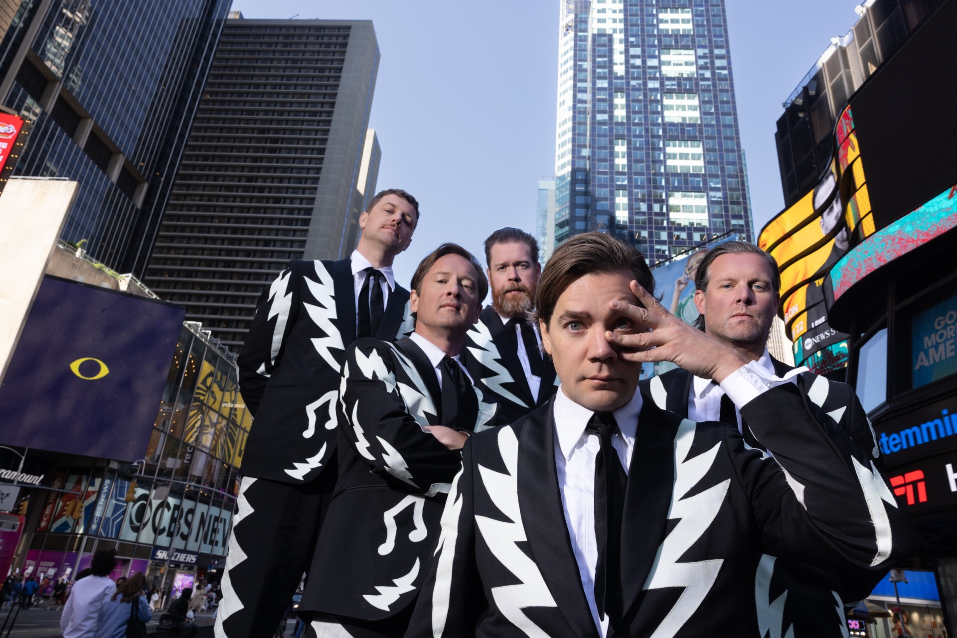 The Hives – Συνέντευξη: Howlin' Pelle Almqvist και Nicholaus Arson μιλούν για το νέο τους άλμπουμ μετά από 11 χρόνια, «The Death of Randy Fitzsimmons»