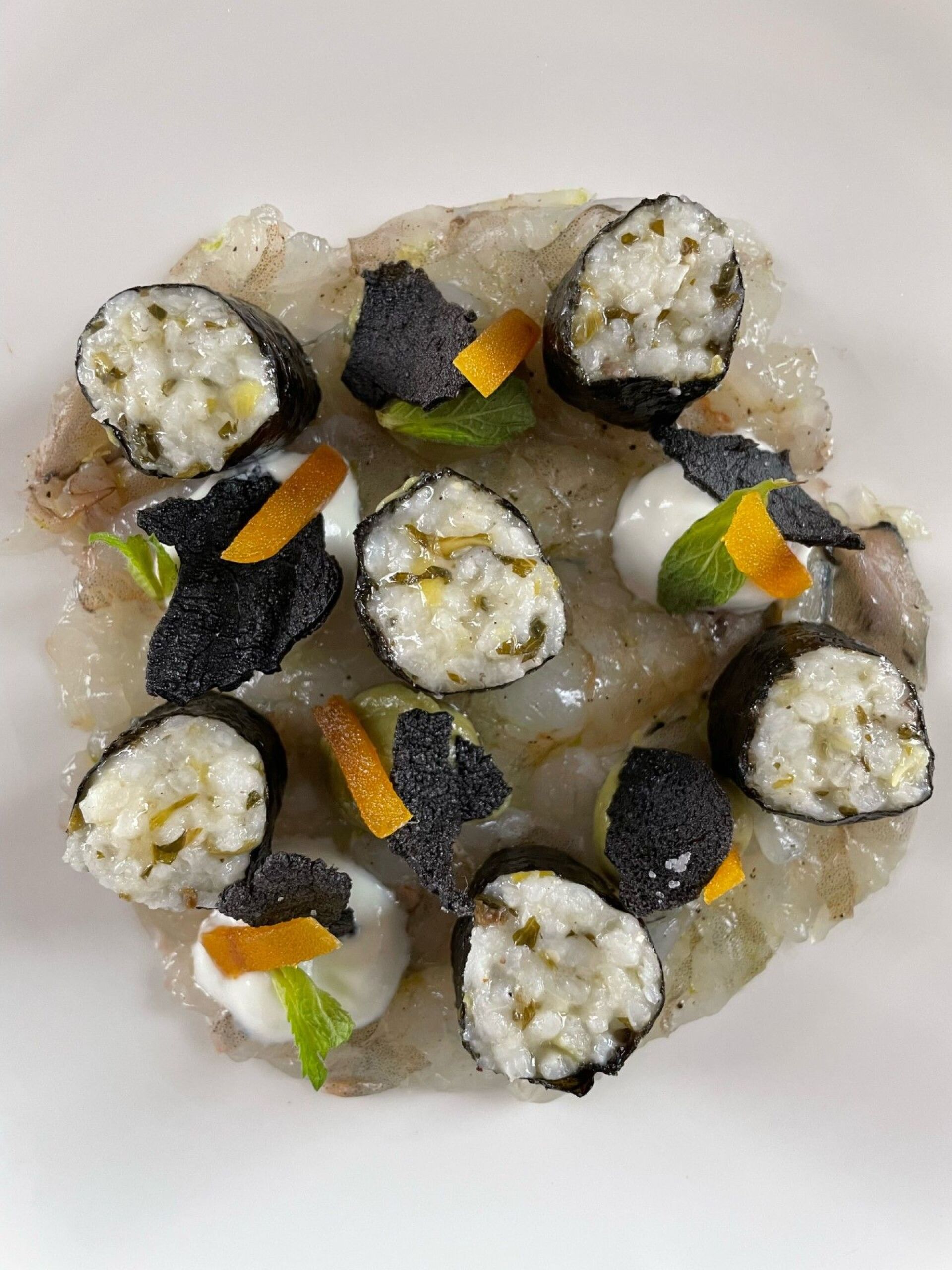 Καρπάτσιο γαρίδας με σούσι ντολμαδάκια