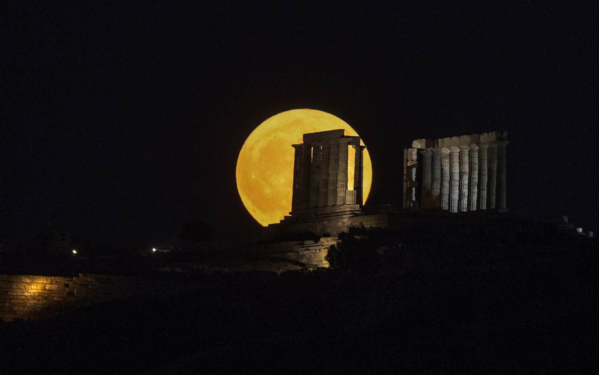 Πανσέληνος Αυγούστου 2023: Το Φεγγάρι του Οξύρρυγχου σε δέκα υπέροχα ενσταντανέ των φωτογραφικών πρακτορείων - Πώς διέγραψε την πορεία του στον ελληνικό ουρανό. 