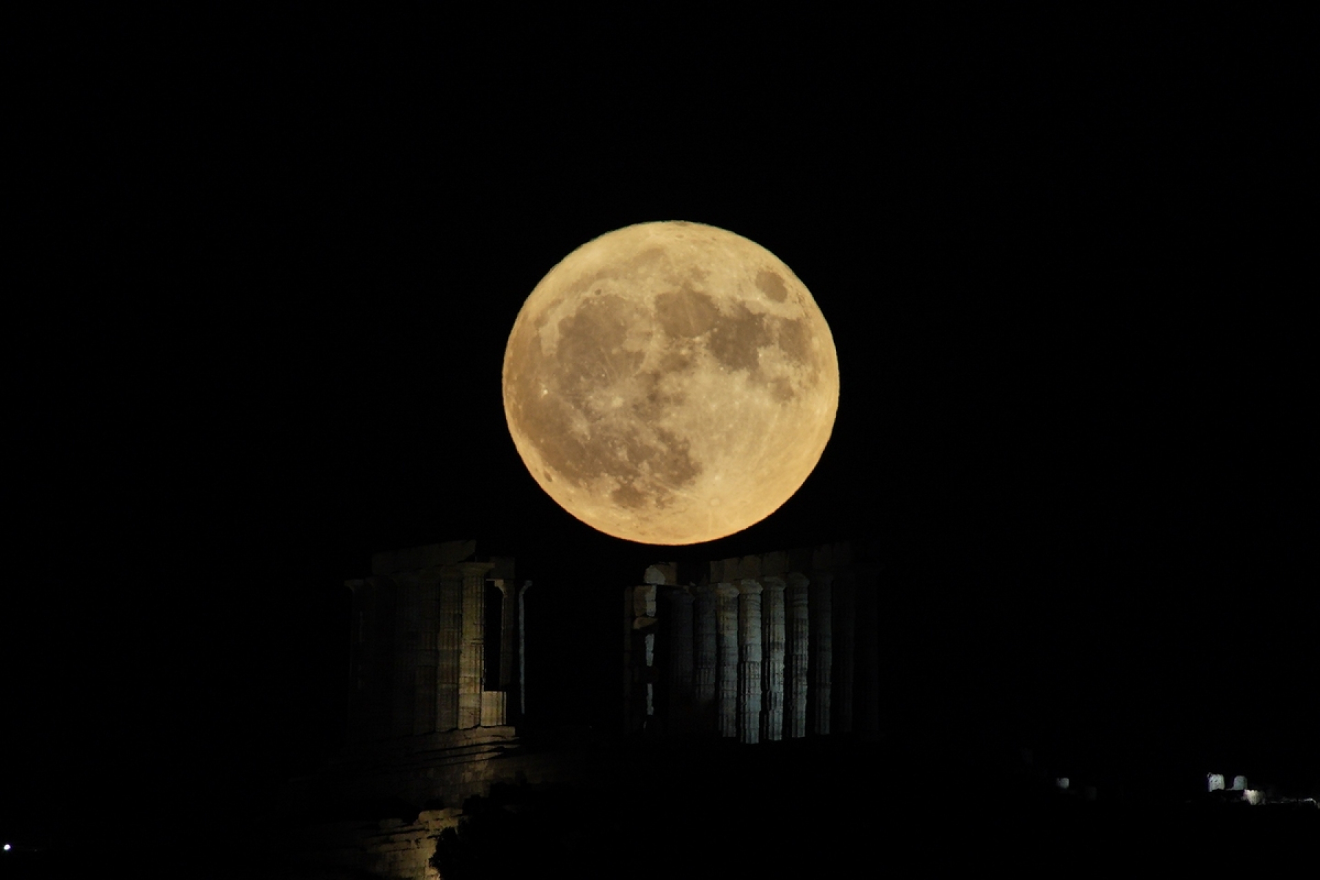 Πανσέληνος Αυγούστου 2023: Το Φεγγάρι του Οξύρρυγχου σε δέκα υπέροχα ενσταντανέ των φωτογραφικών πρακτορείων - Πώς διέγραψε την πορεία του στον ελληνικό ουρανό. 