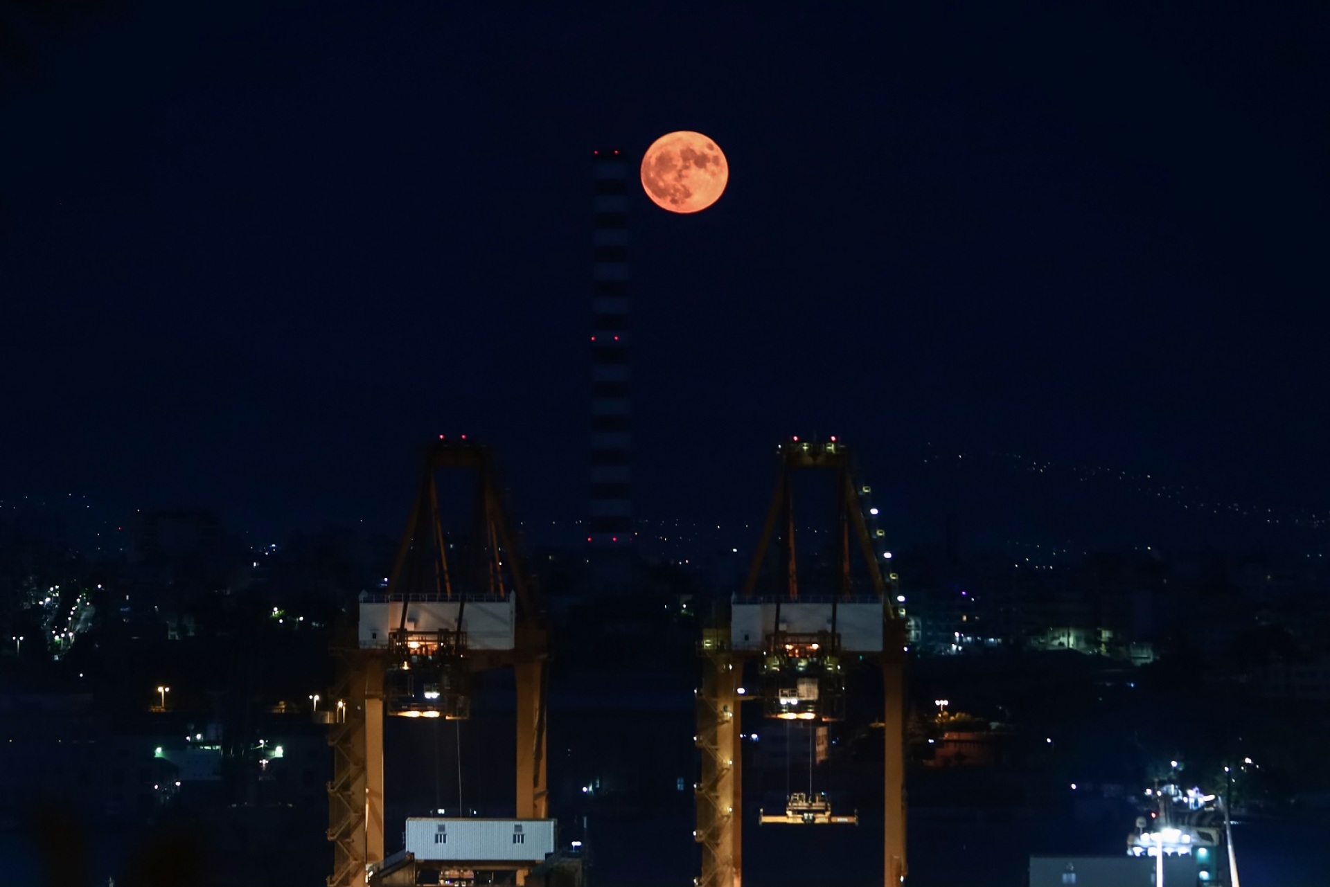 Πανσέληνος Αυγούστου 2023: Το Φεγγάρι του Οξύρρυγχου σε δέκα υπέροχα ενσταντανέ των φωτογραφικών πρακτορείων - Πώς διέγραψε την πορεία του στον ελληνικό ουρανό. 