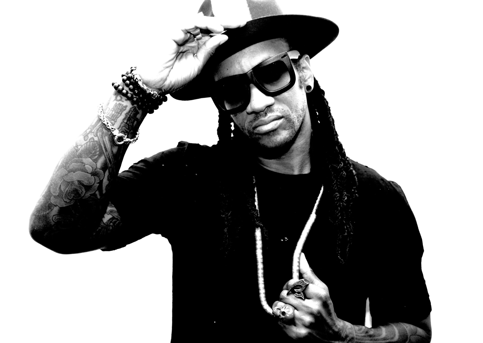 Maxim: Συνέντευξη με τον frontman των The Prodigy πριν την παρουσίαση της έκθεσης «Infinite Drama Athens» από τη The Blender Gallery και τη Varvara Roza Galleries στην Αθήνα.