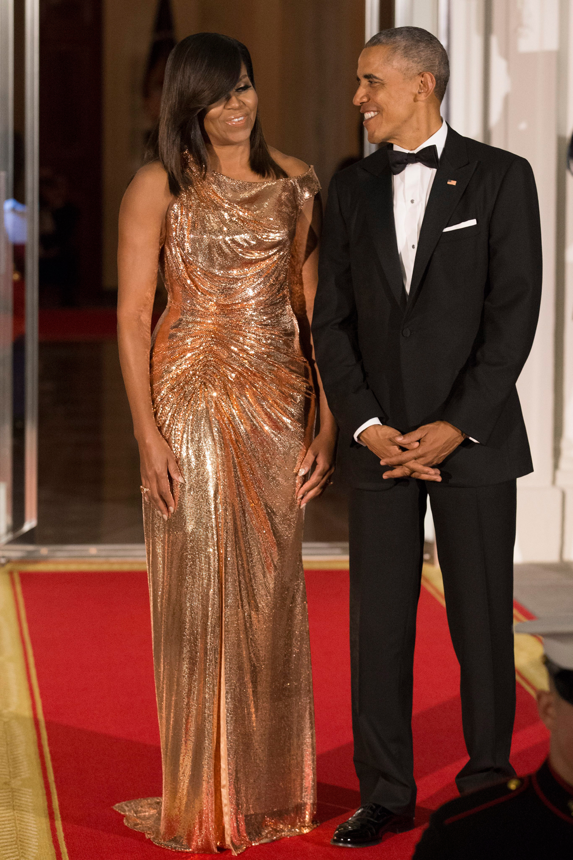 Μισέλ και Μπαράκ Ομπάμα © EPA/MICHAEL REYNOLDS