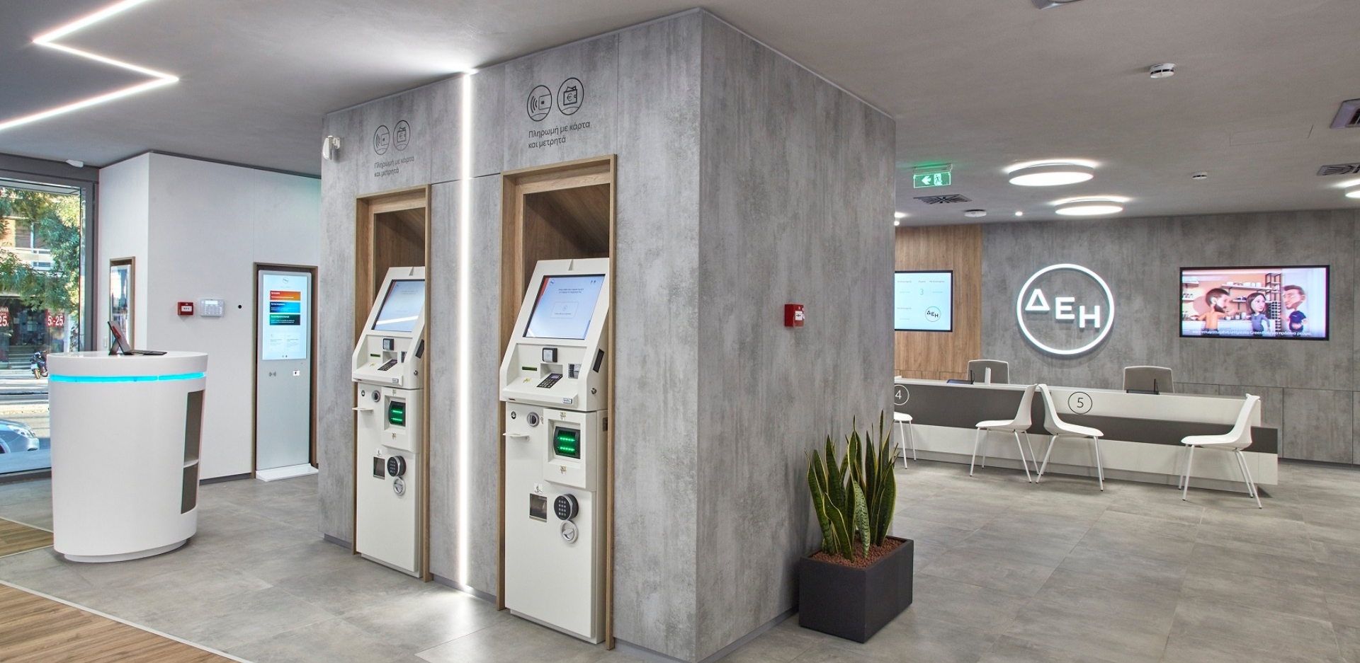 το εσωτερικό των νέων καταστημάτων της ΔΕΗ