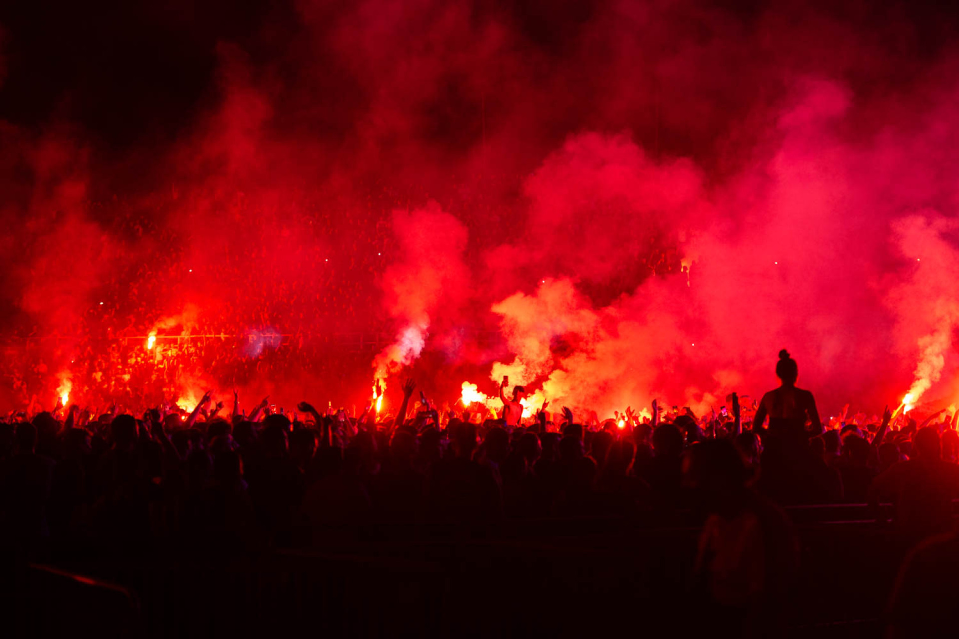 Δημήτρης Μουγκός: Η έκθεση «Κάνα δυο φωτογραφίες» διαδέχεται το λεύκωμα για τον ΛΕΞ κι εγκαινιάζεται την Παρασκευή 13 Οκτωβρίου στην γκαλερί The Eye Altering στη Θεσσαλονίκη.