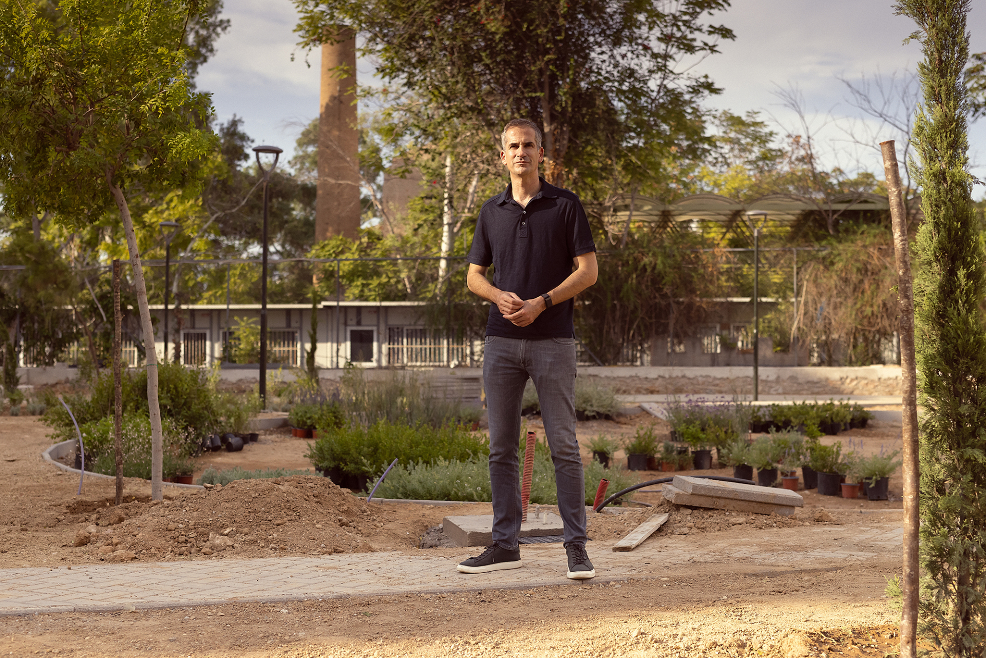 Ο Κώστας Μπακογιάννης στο πάρκο Κοροπούλη. Πίσω το εργοστάσιο Βότρυς