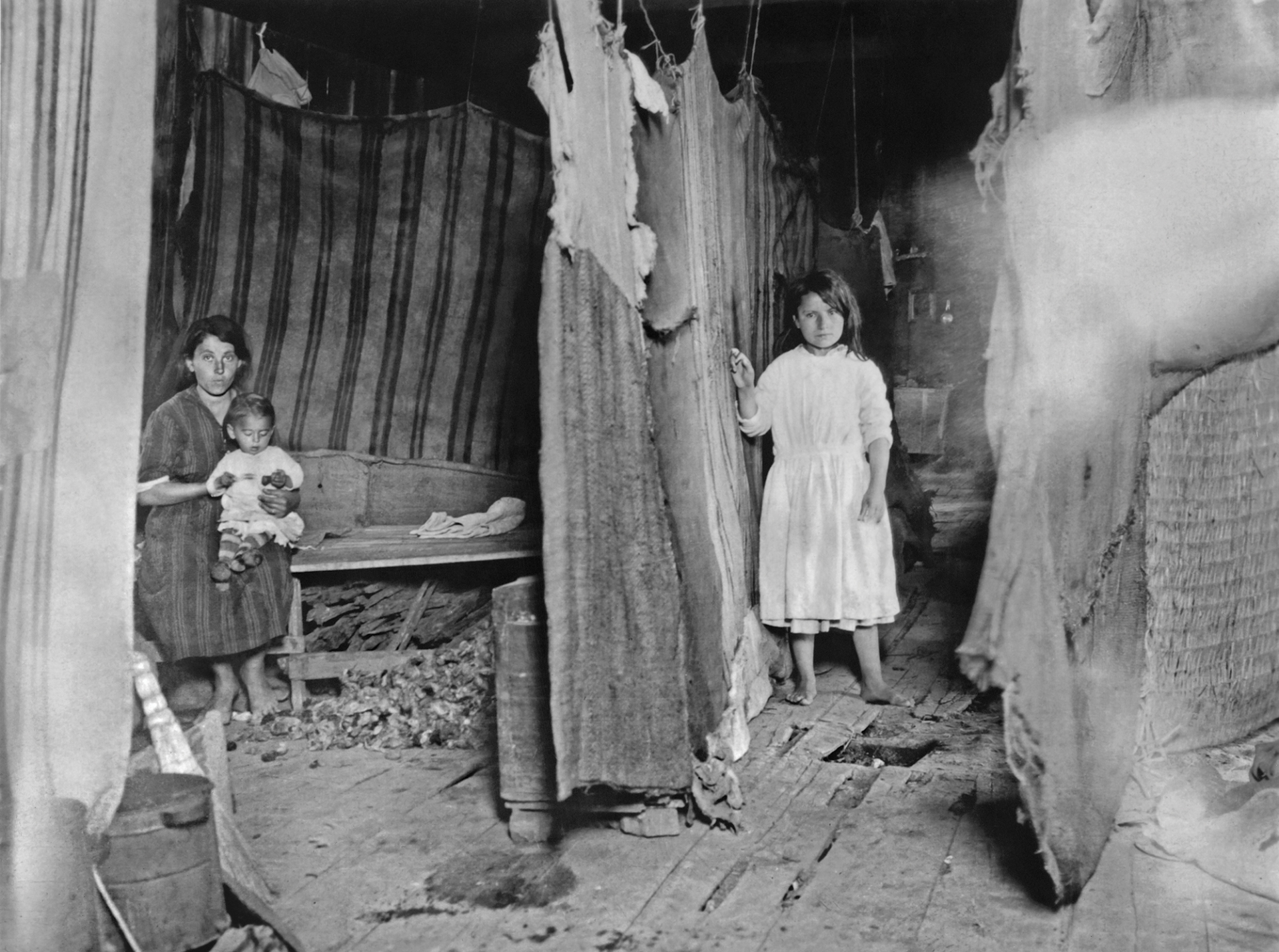 Πρόσφυγες σε πρόχειρη εγκατάσταση στο λιμάνι της Θεσσαλονίκης, 1922 Ευγενική παραχώρηση: Νear East Relief, The Rockefeller Archive Center