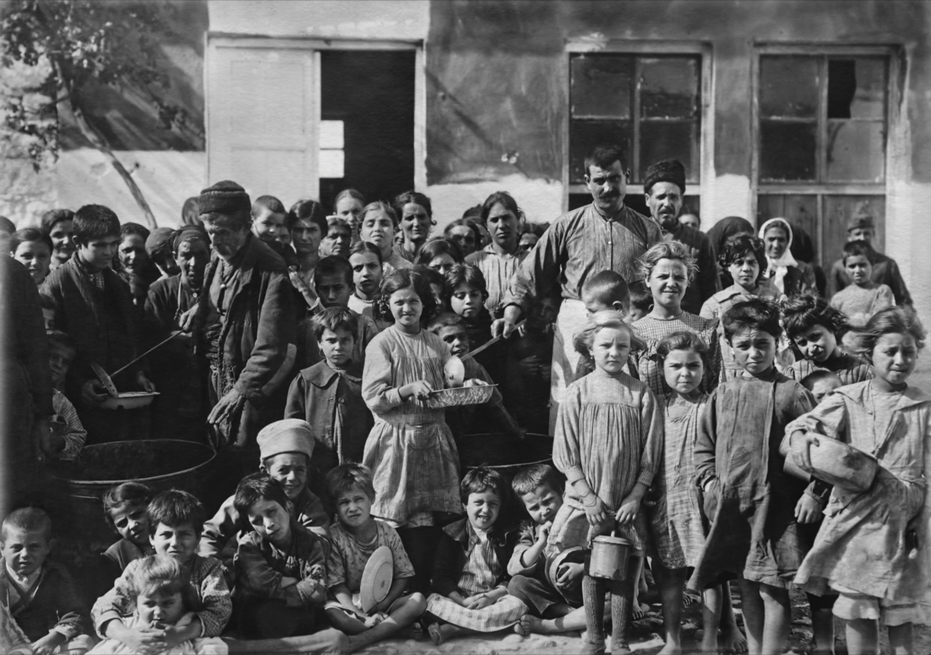 Μικρασιάτες πρόσφυγες σε συσσίτιο. Ευγενική παραχώρηση: Εθνικό Ιστορικό Μουσείο.