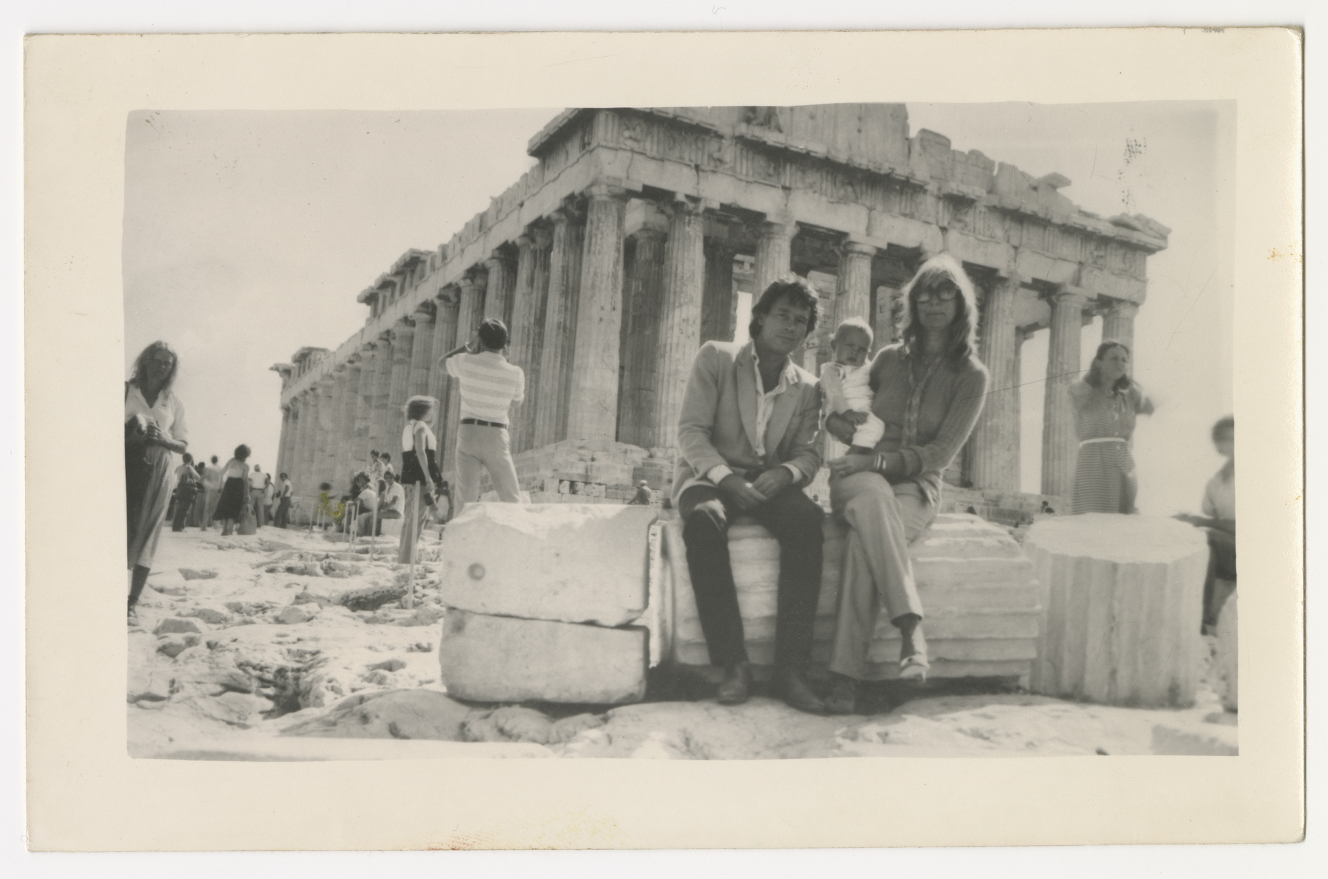 Ο Brice, η Helen και η κόρη τους Mirabelle Marden στον Παρθενώνα τη δεκαετία του 1970