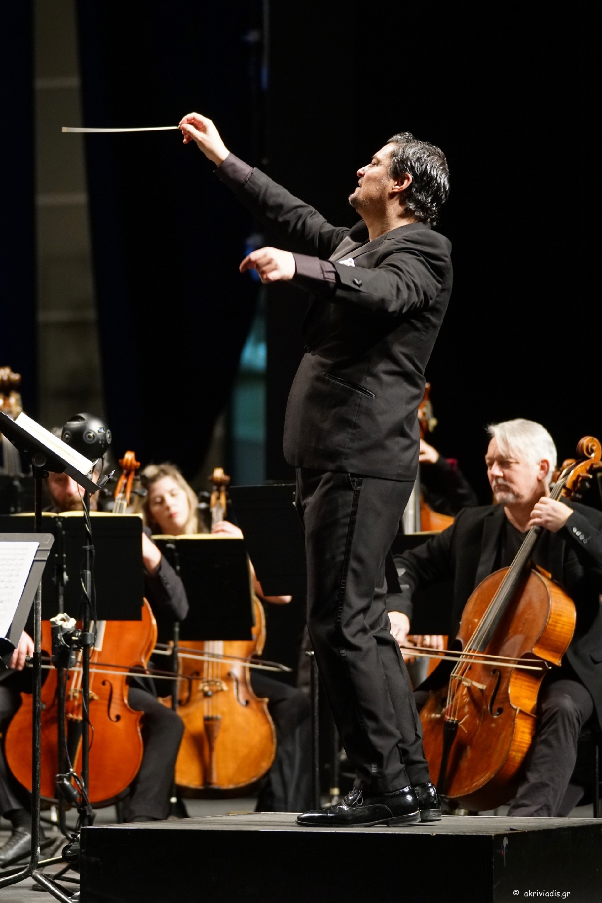 Ο αρχιμουσικός Γιώργος Πέτρου διευθύνει την Καμεράτα