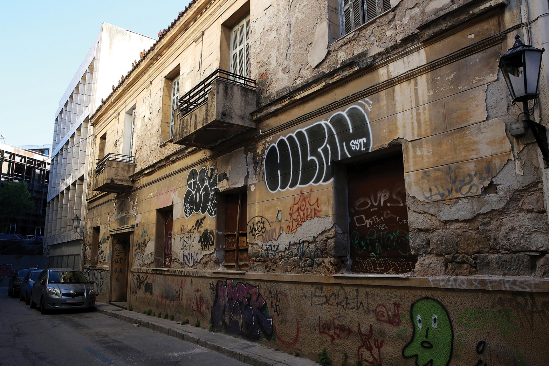 Το σπίτι στο οποίο κατοικούσε και στο οποίο πέθανε στις 27 Φεβρουαρίου 1943 ο ποιητής Κωστής Παλαμάς στην οδό Περιάνδρου στην Πλάκα το 2020, πριν την ανακαίνιση