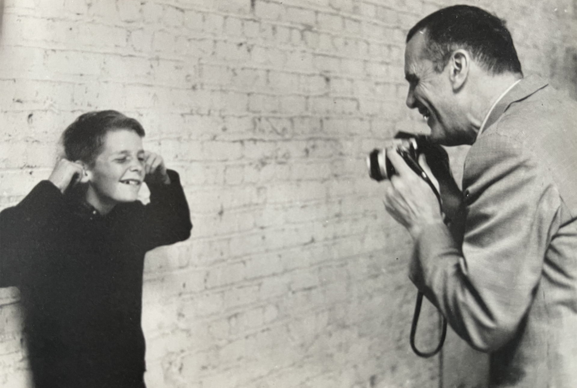 O Charles φωτογραφίζει τον εγγονό του από τον πρώτο του γάμο © Eames Foundation