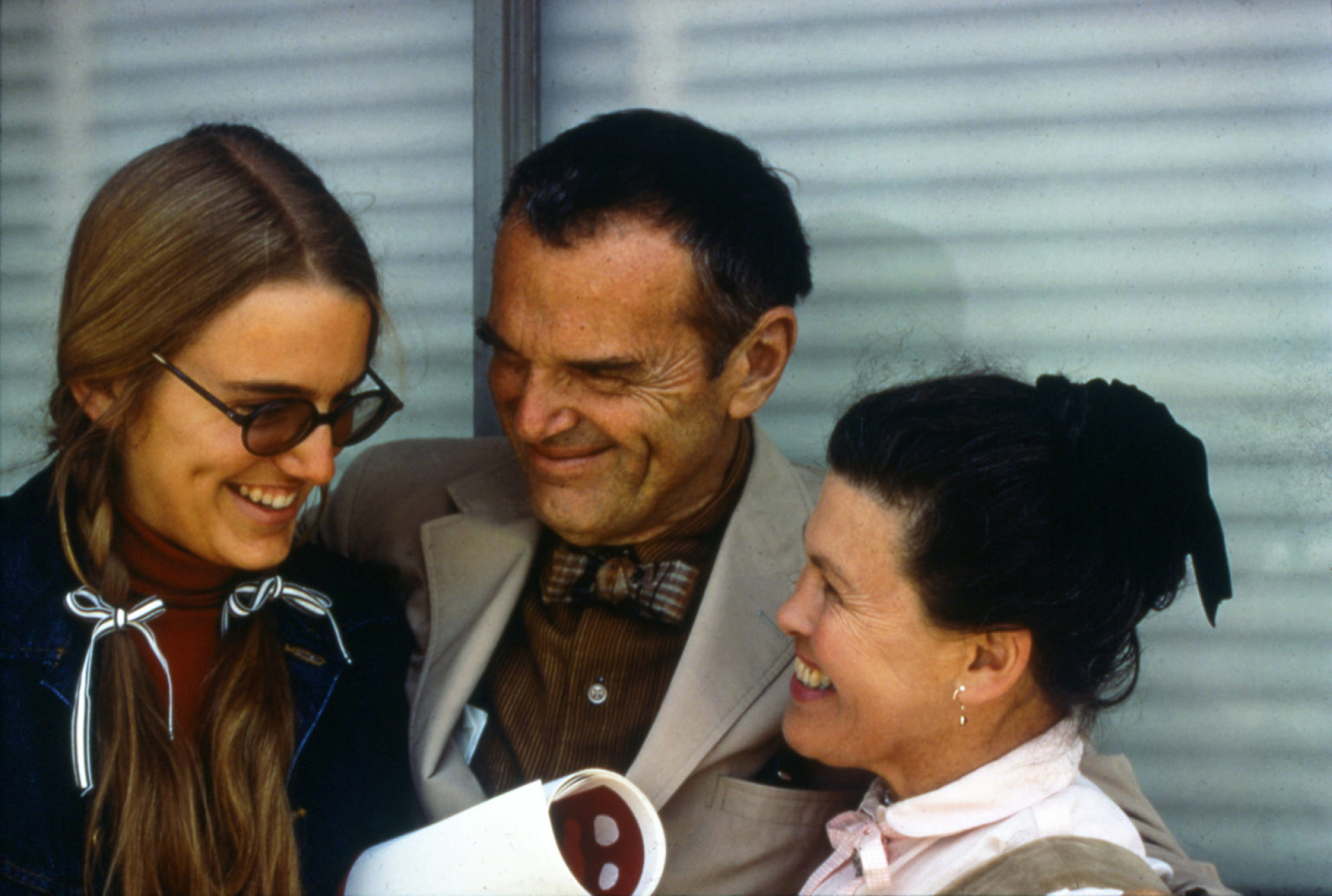 Charles & Ray Eames με την εγγονή του Charles © Eames Foundation
