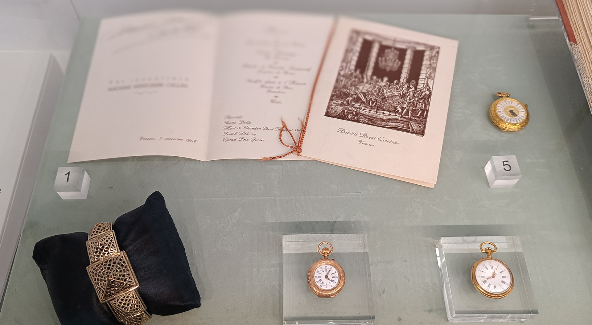 Βραχιόλι και χρυσά ρολόγια της Κάλλας, καθώς και το μενού από το πάρτι που οργάνωσε προς τιμή της η Elsa Maxwell στο ξενοδοχείο Danielli της Βενετίας