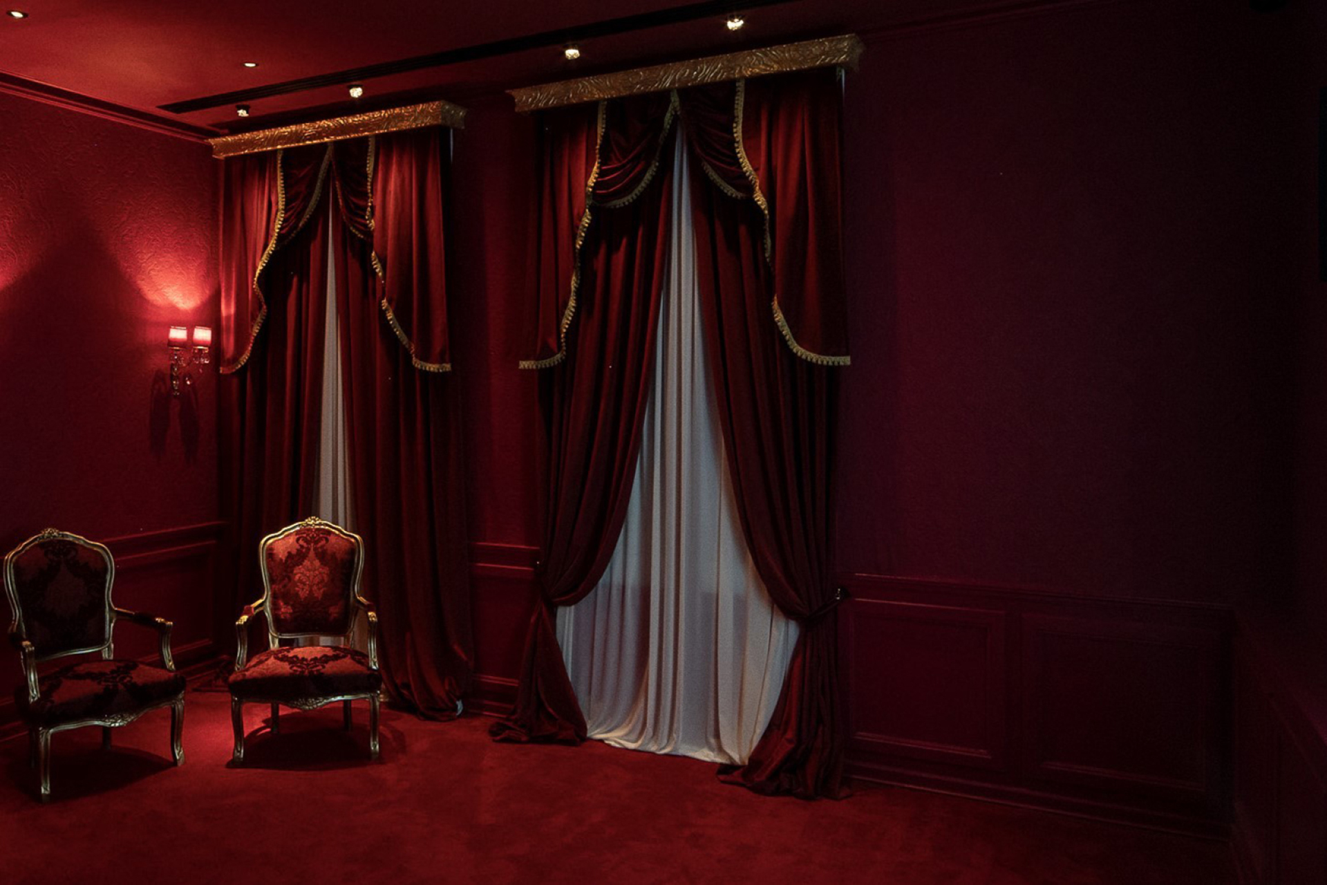 Αίθουσα εμπνευσμένη από το σκηνικό της «Τόσκα»