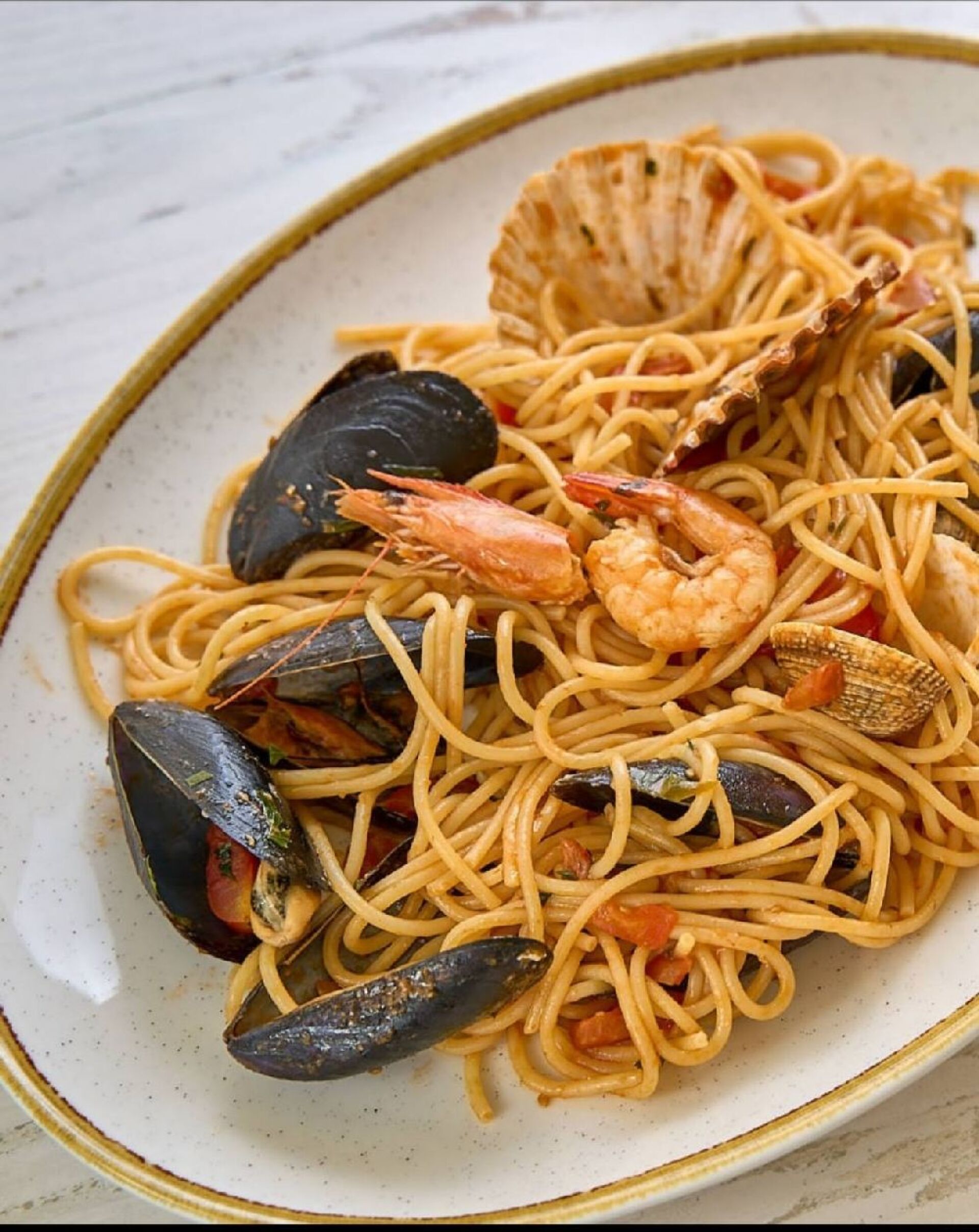 Το σπαγγέτι με φρέσκα θαλασσινά, στο Codice Blu, ταιριάζει υπέροχα με το Λευκό Γράμμα