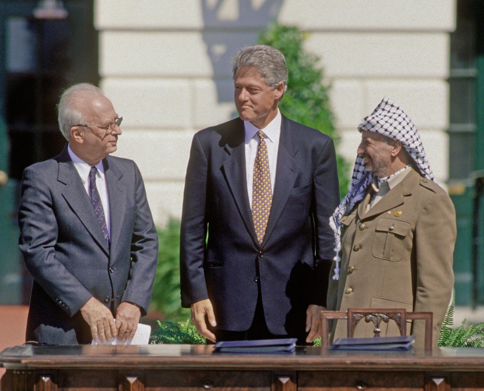 Ο πρωθυπουργός του Ισραήλ Γιτζάκ Ράμπιν, ο πρόεδρος των ΗΠΑ Μπιλ Κλίντον και ο ηγέτης των Παλαιστινίων Γιάσερ Αραφάτ στην τελετή υπογραφής των Συμφωνιών του Όσλο (13 Σεπτεμβρίου 1993) © Mark Reinstein/Corbis via Getty Images