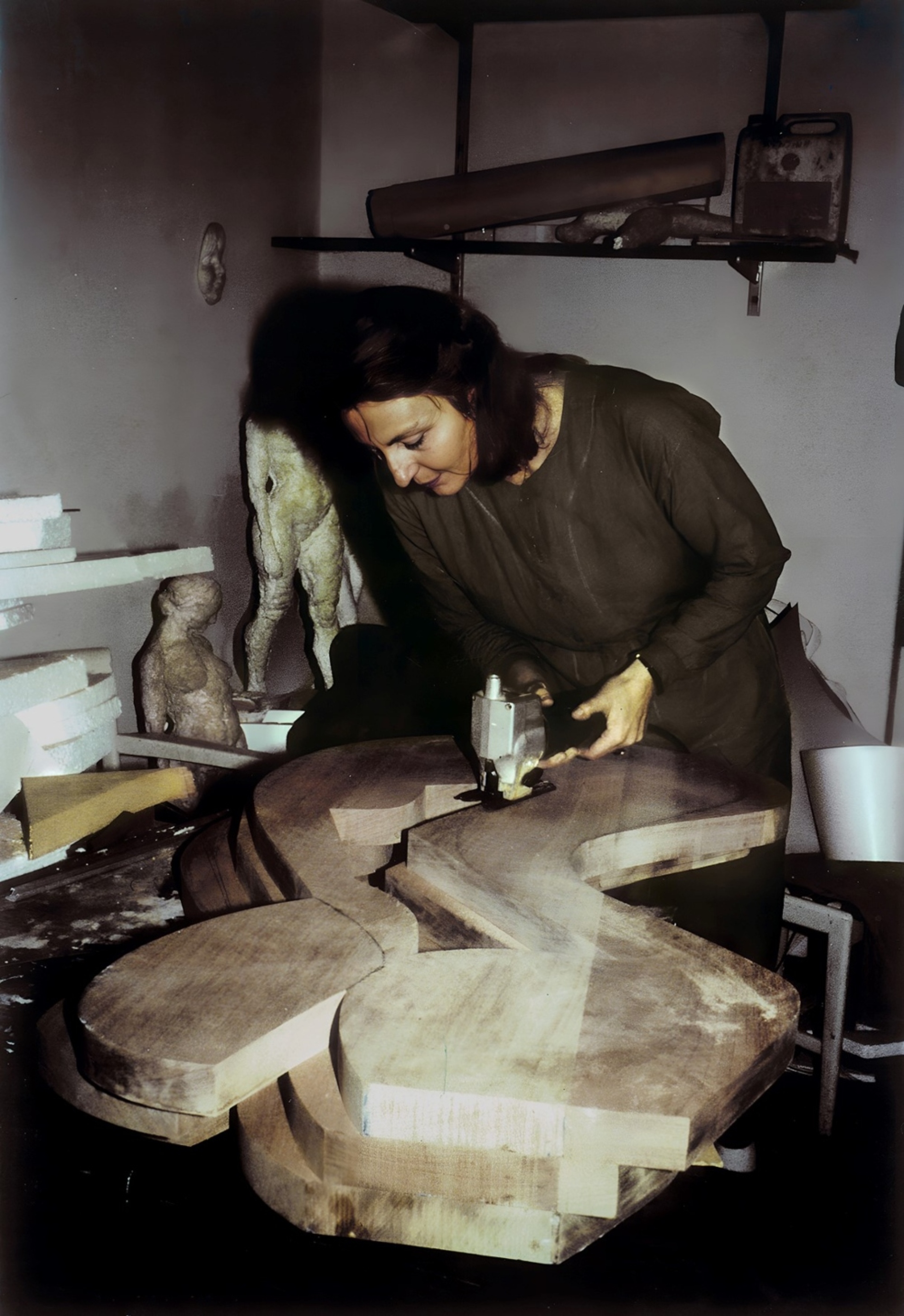 Η Αθηνά Πολιτοπούλου-Kargsten δουλεύοντας τη "Σύνθεση" στο ατελιέ της στην Κηφισιά το 1984