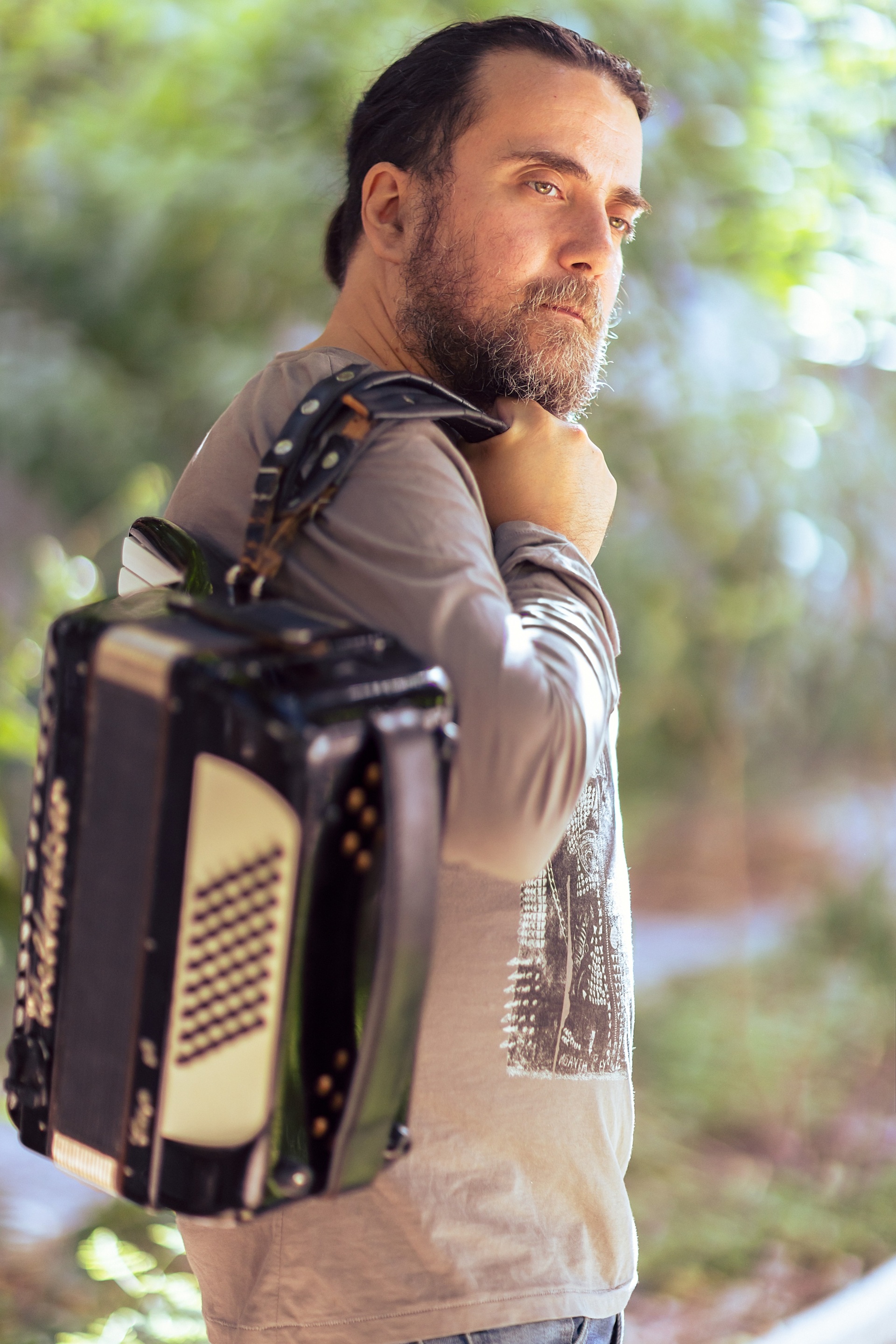 Στάθης Δρογώσης: Συνέντευξη με τον τραγουδοποιό για τη μουσική, τη νέα παράσταση «Στο Ύψος των Περιστάσεων», τον καινούργιο δίσκο που ετοιμάζει, το ελληνικό τραγούδι και τη ζωή του.